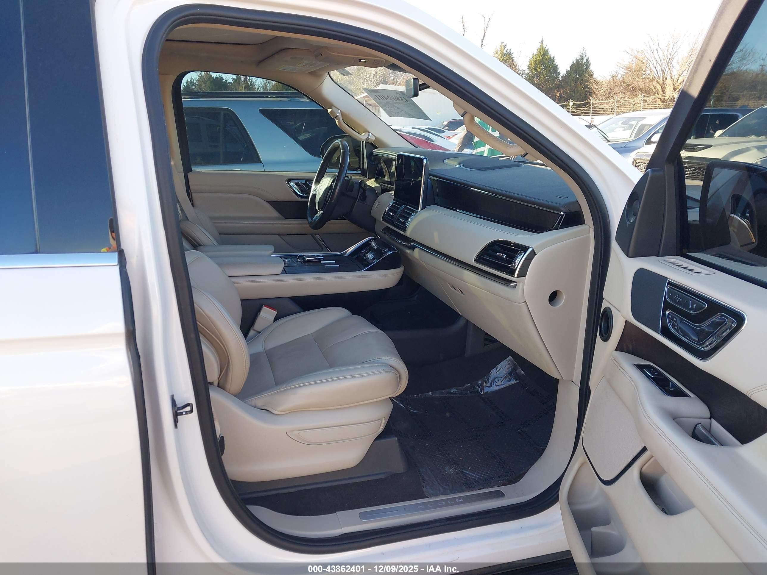 LINCOLN NAVIGATOR image 5