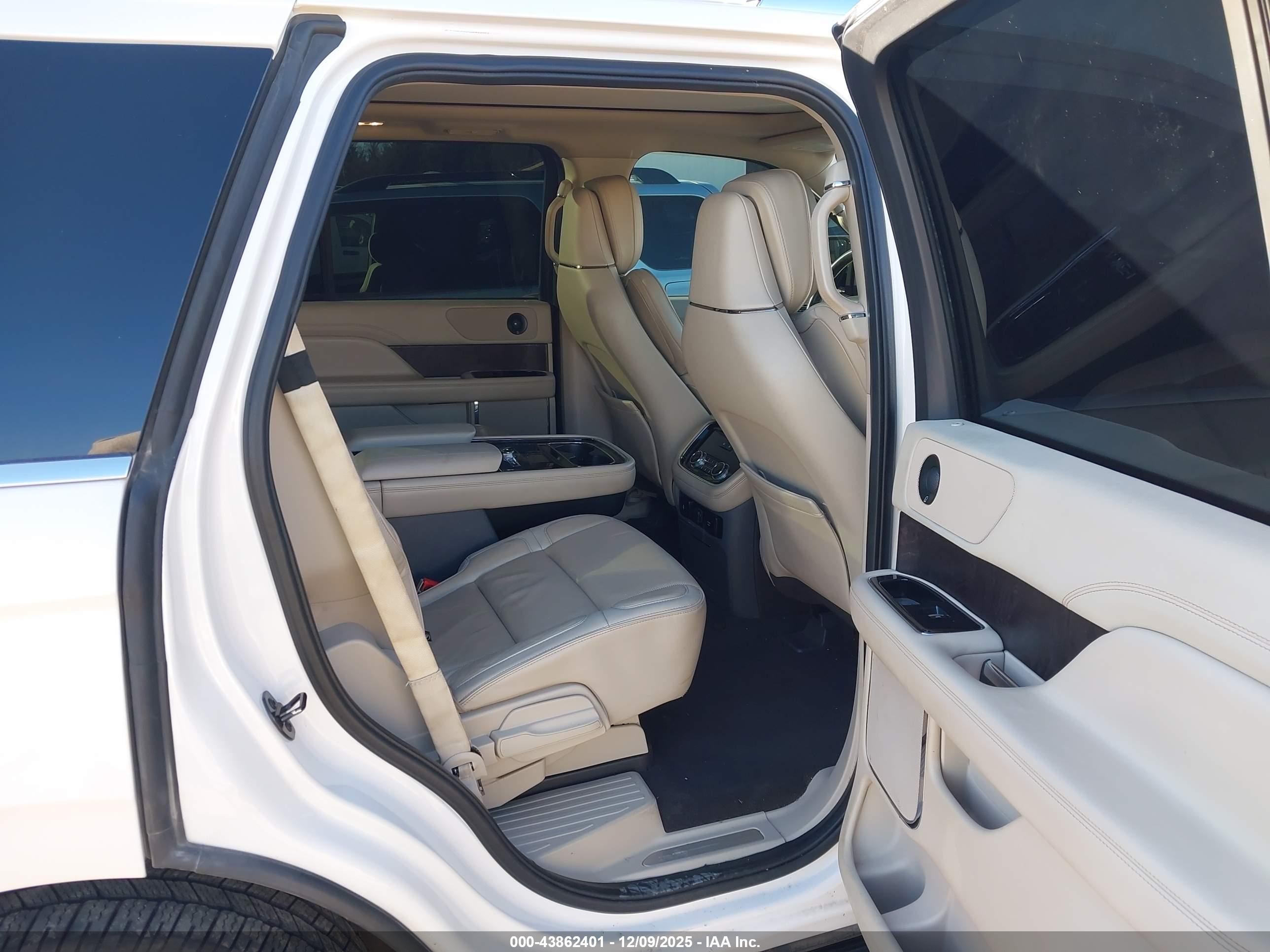 LINCOLN NAVIGATOR image 8