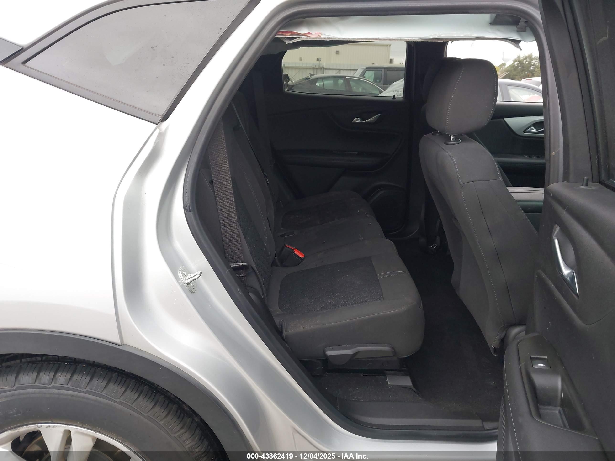 CHEVROLET BLAZER image 8