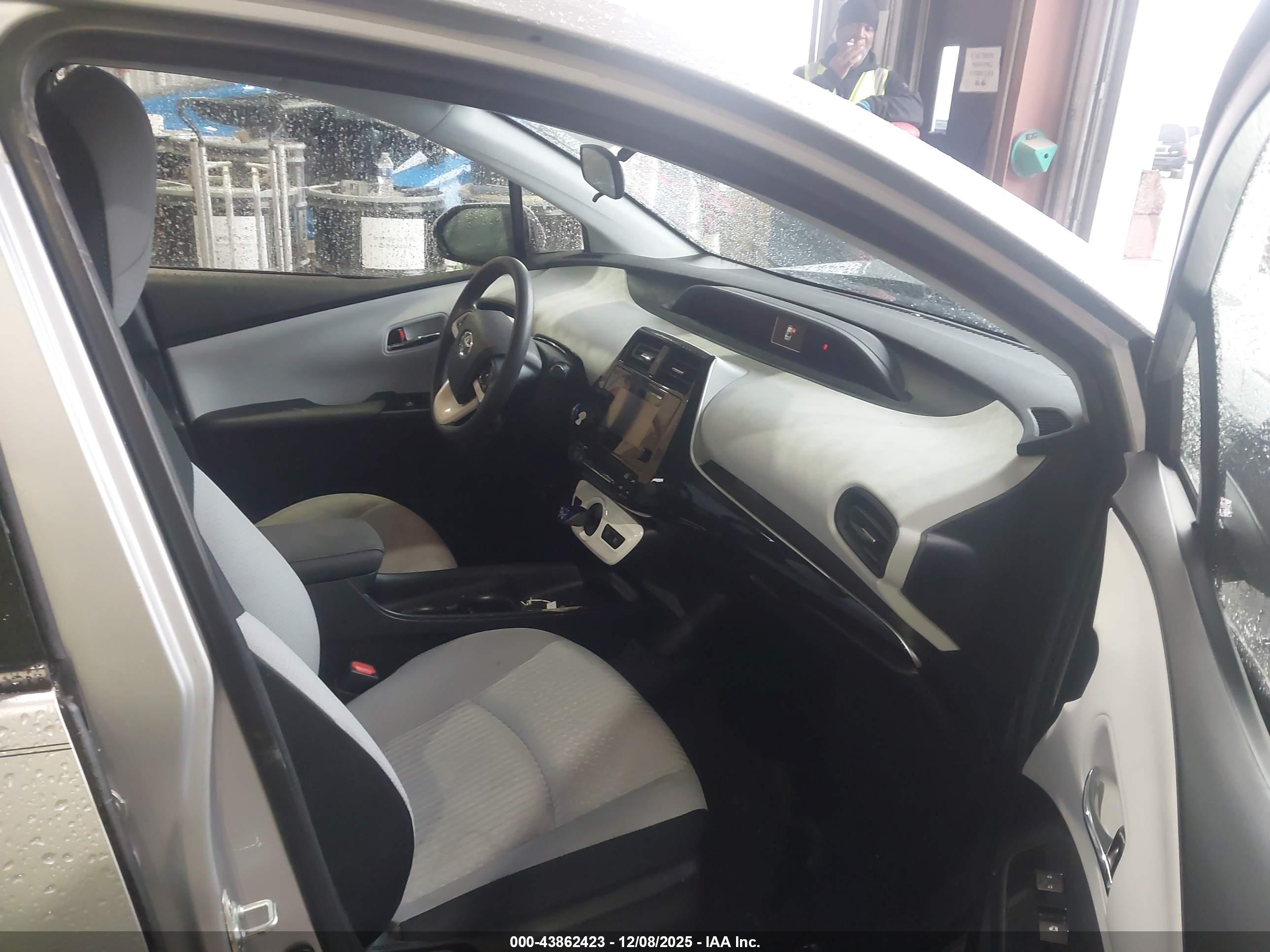 TOYOTA PRIUS image 5