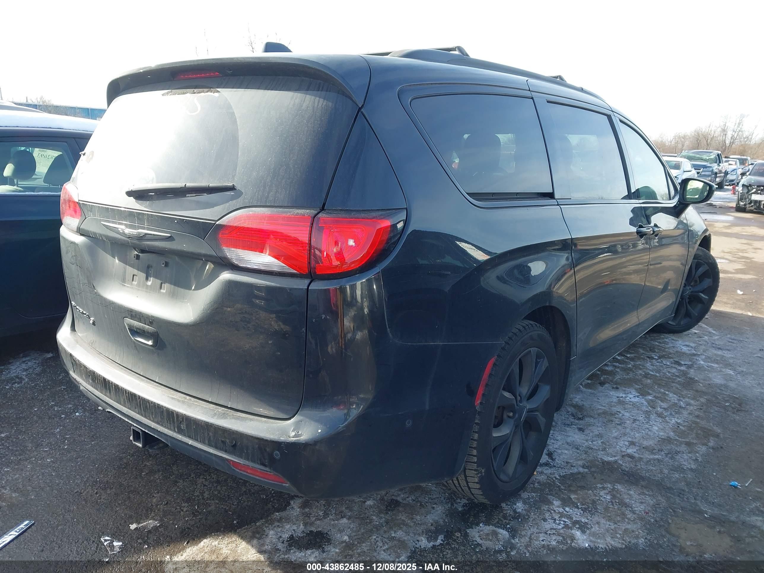 CHRYSLER PACIFICA image 4