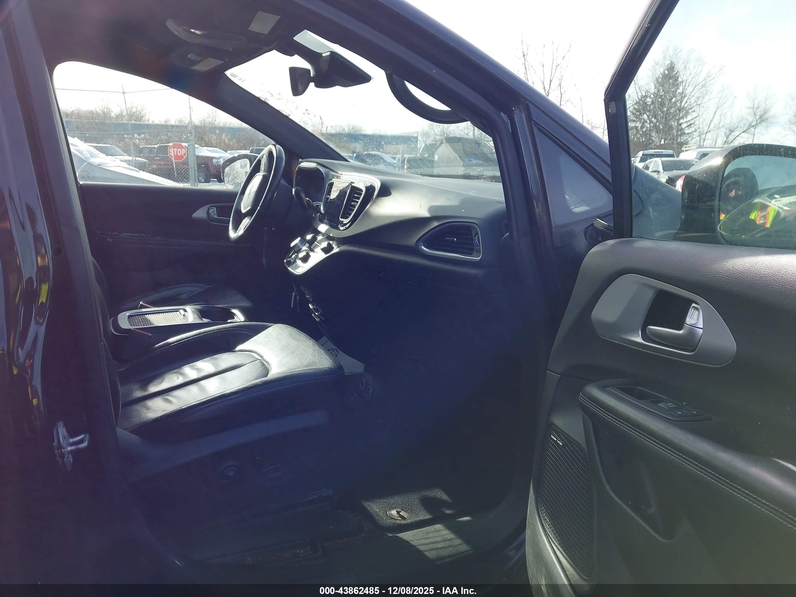 CHRYSLER PACIFICA image 5