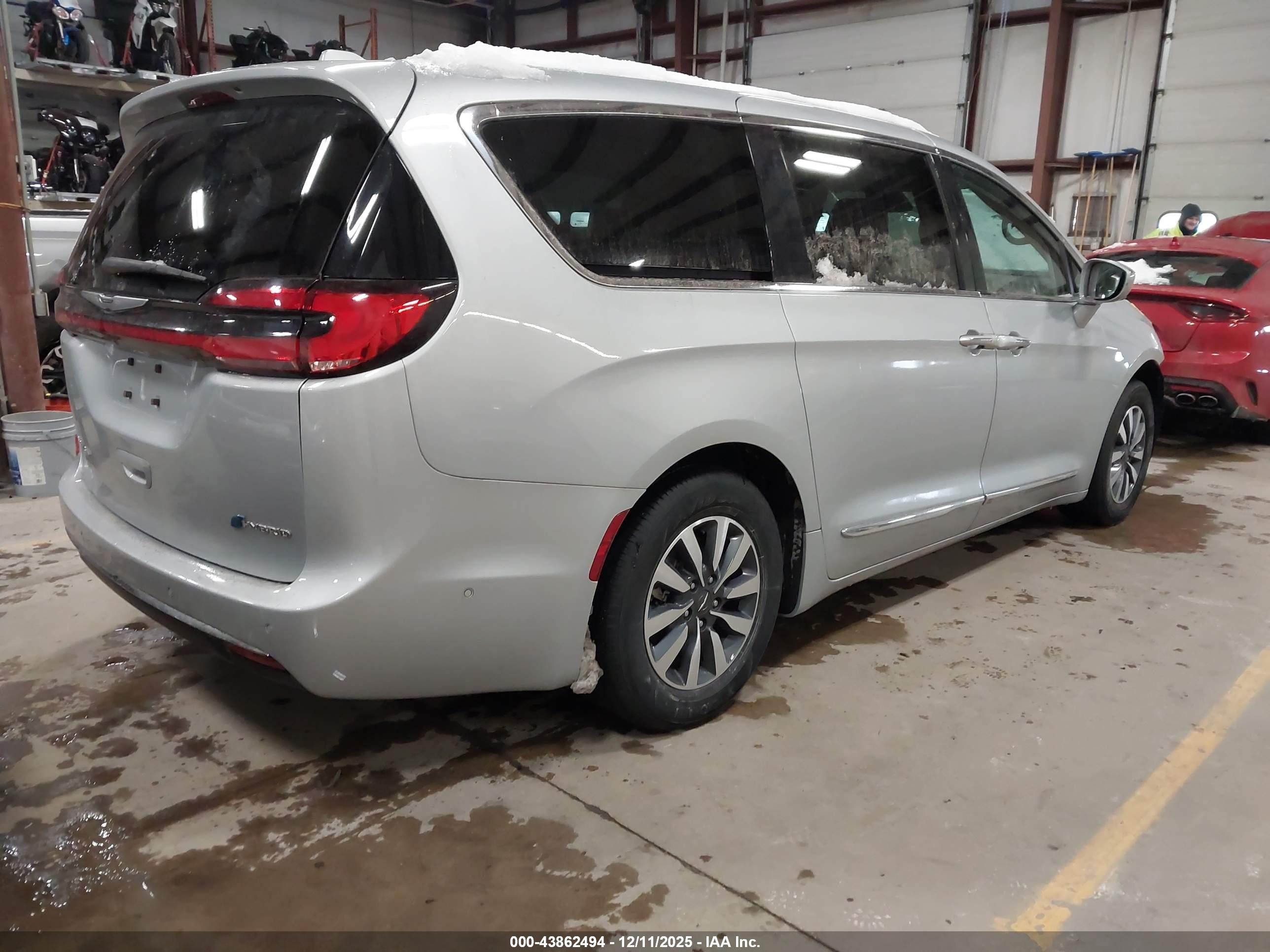 CHRYSLER PACIFICA image 4