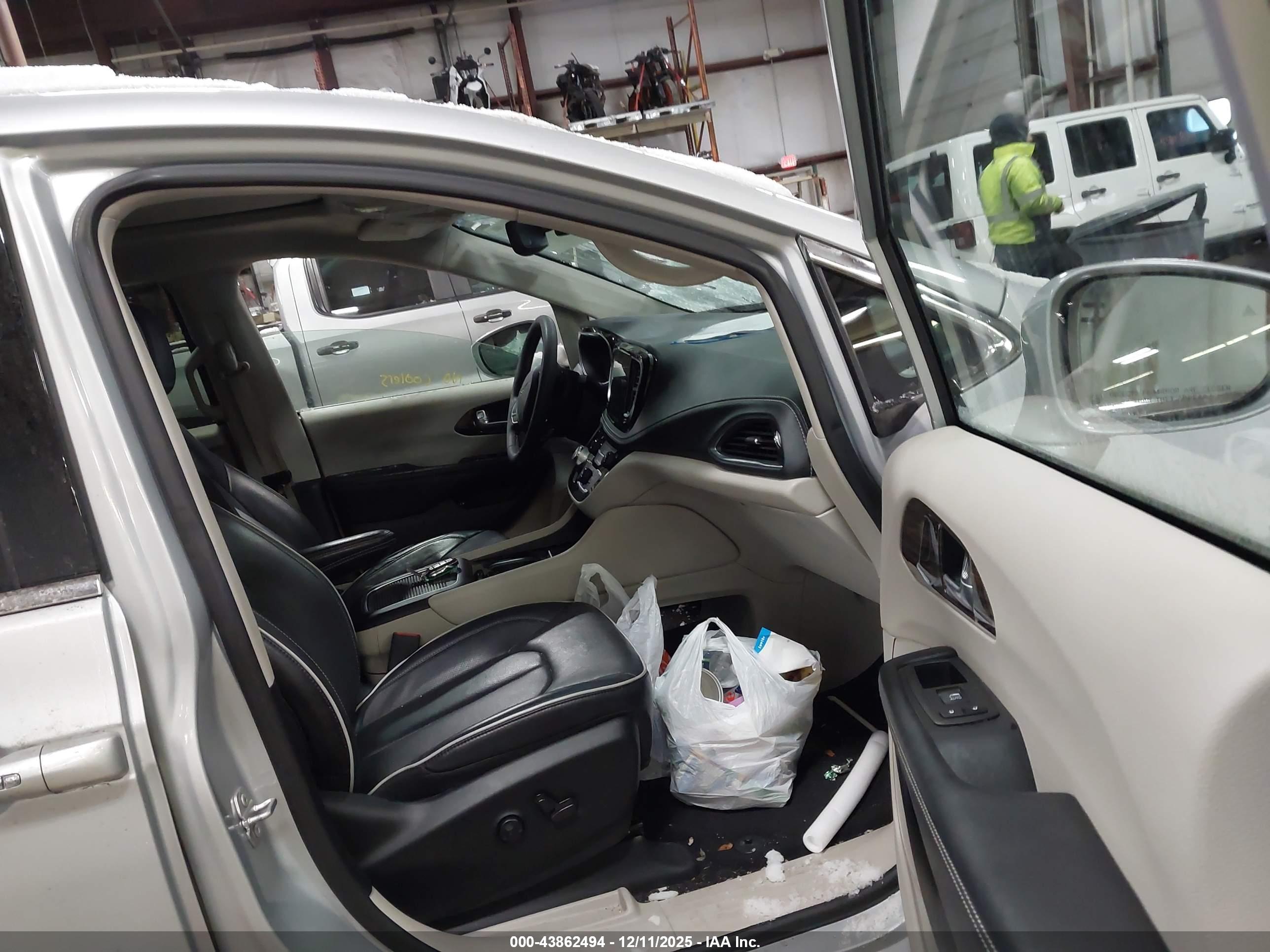 CHRYSLER PACIFICA image 5