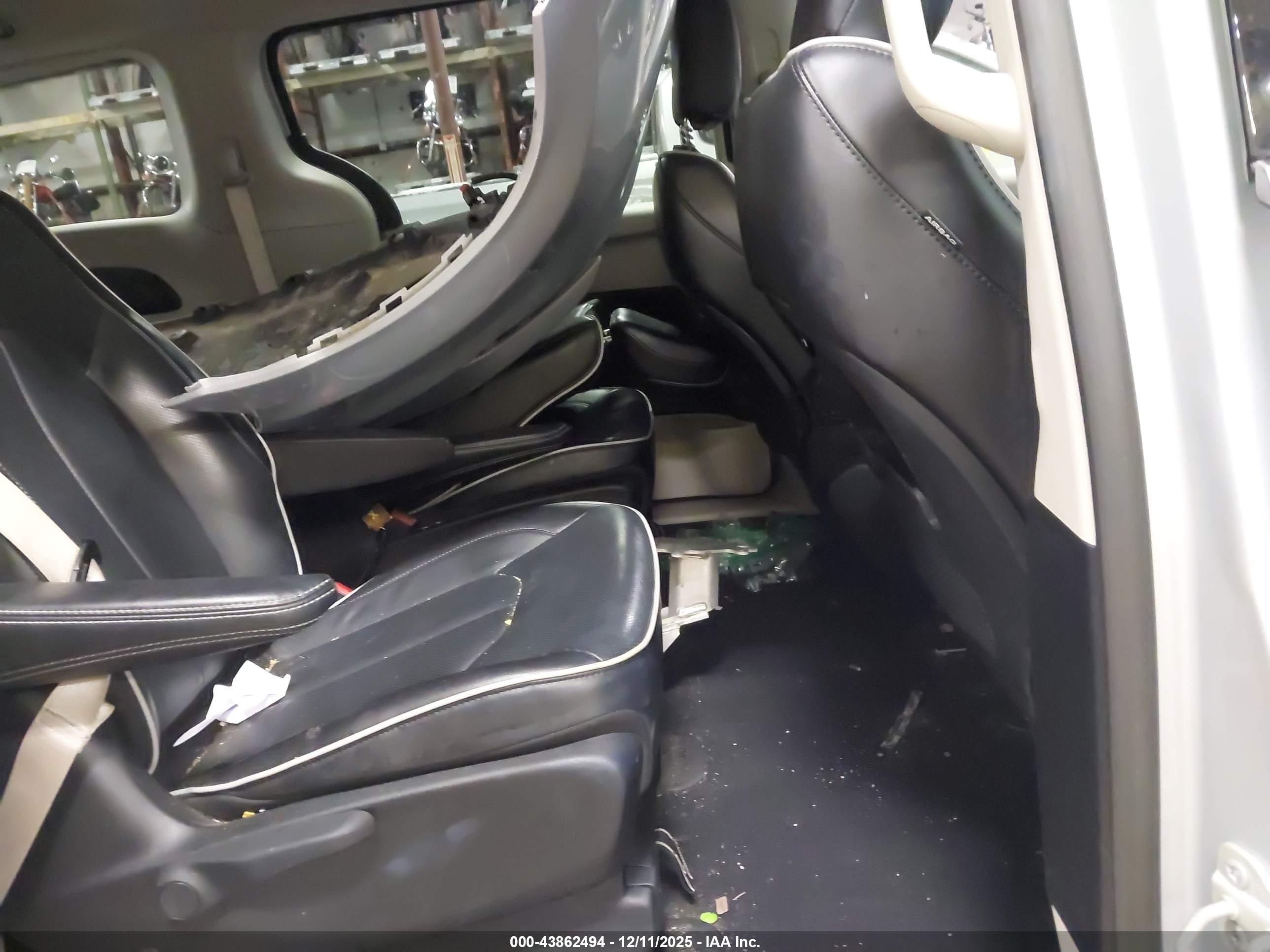 CHRYSLER PACIFICA image 8