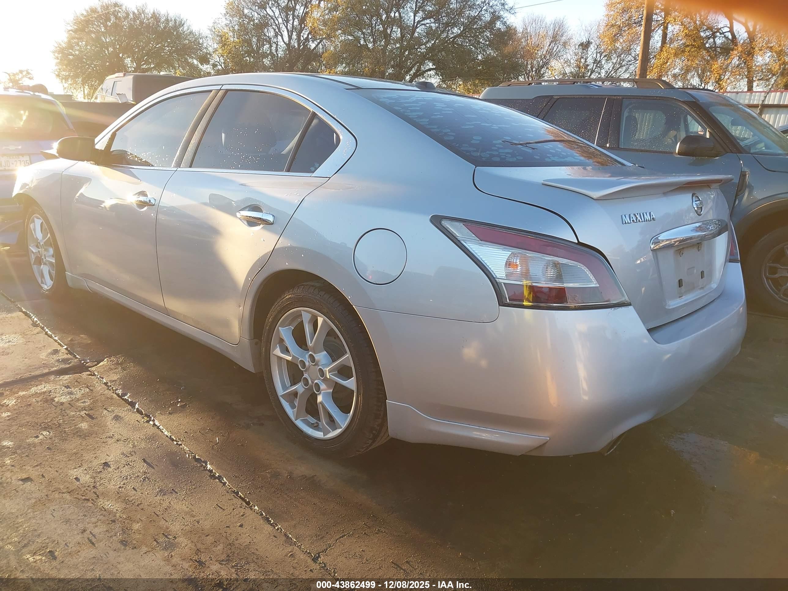 NISSAN MAXIMA image 3