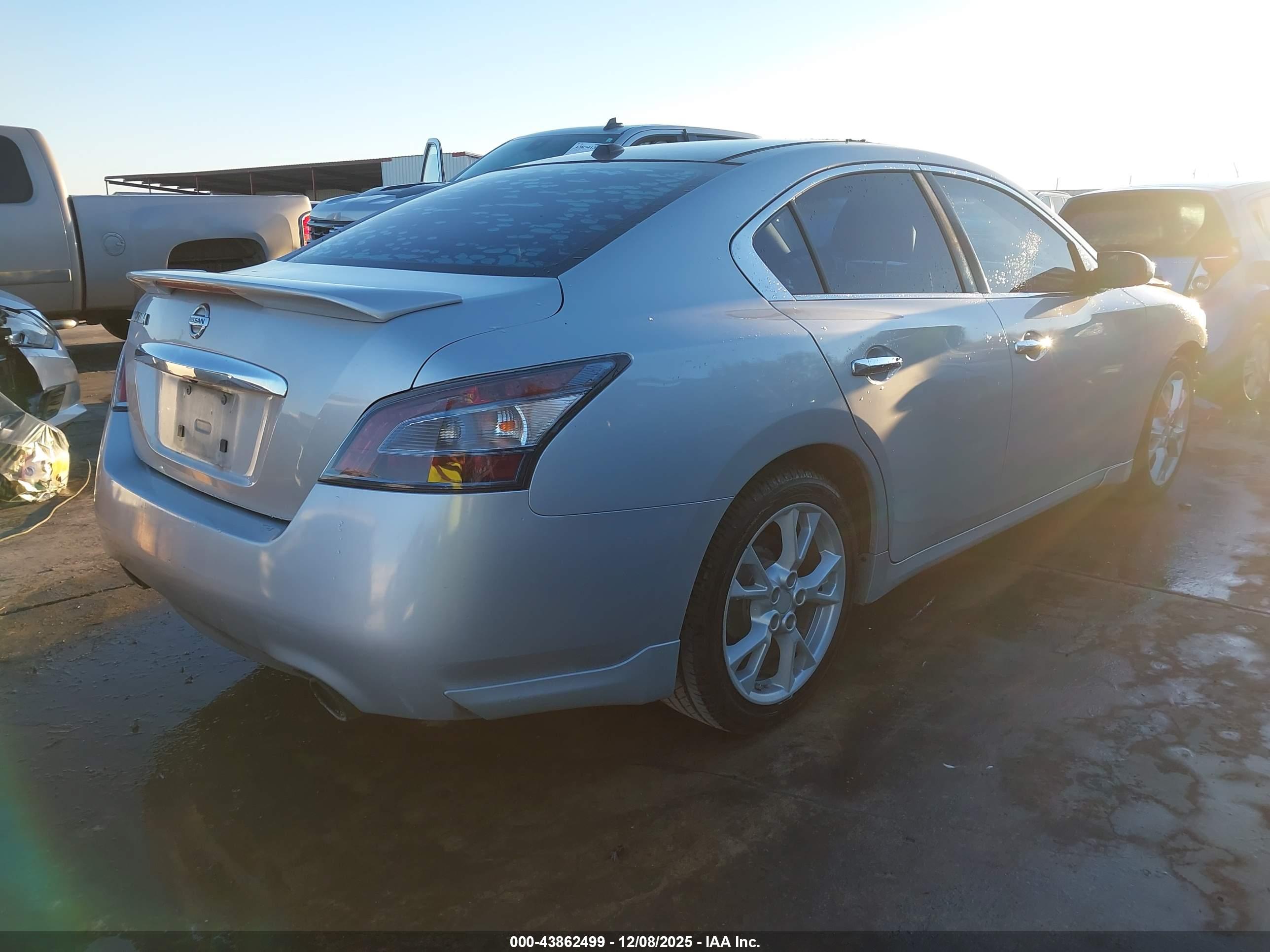NISSAN MAXIMA image 4