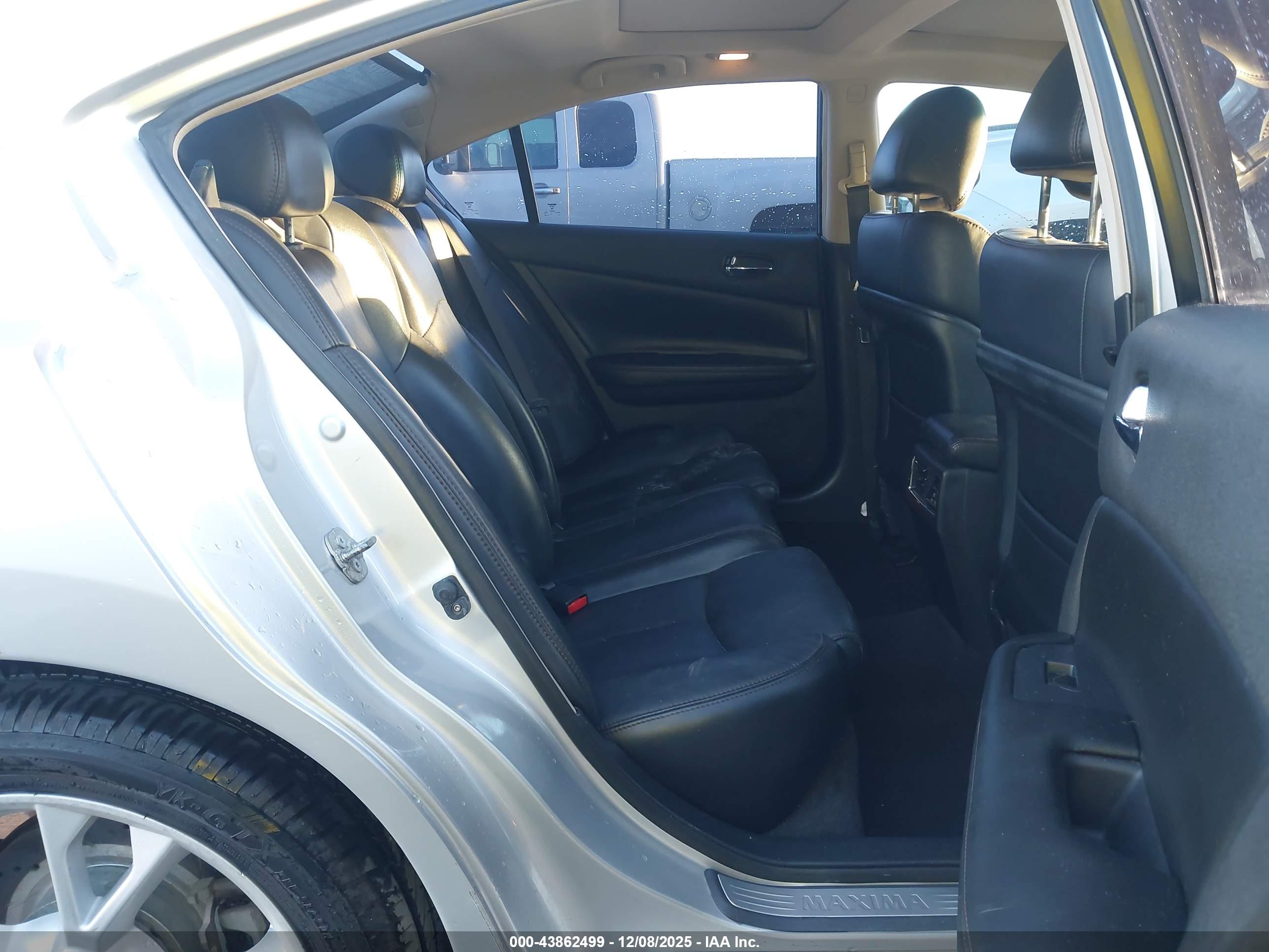 NISSAN MAXIMA image 8
