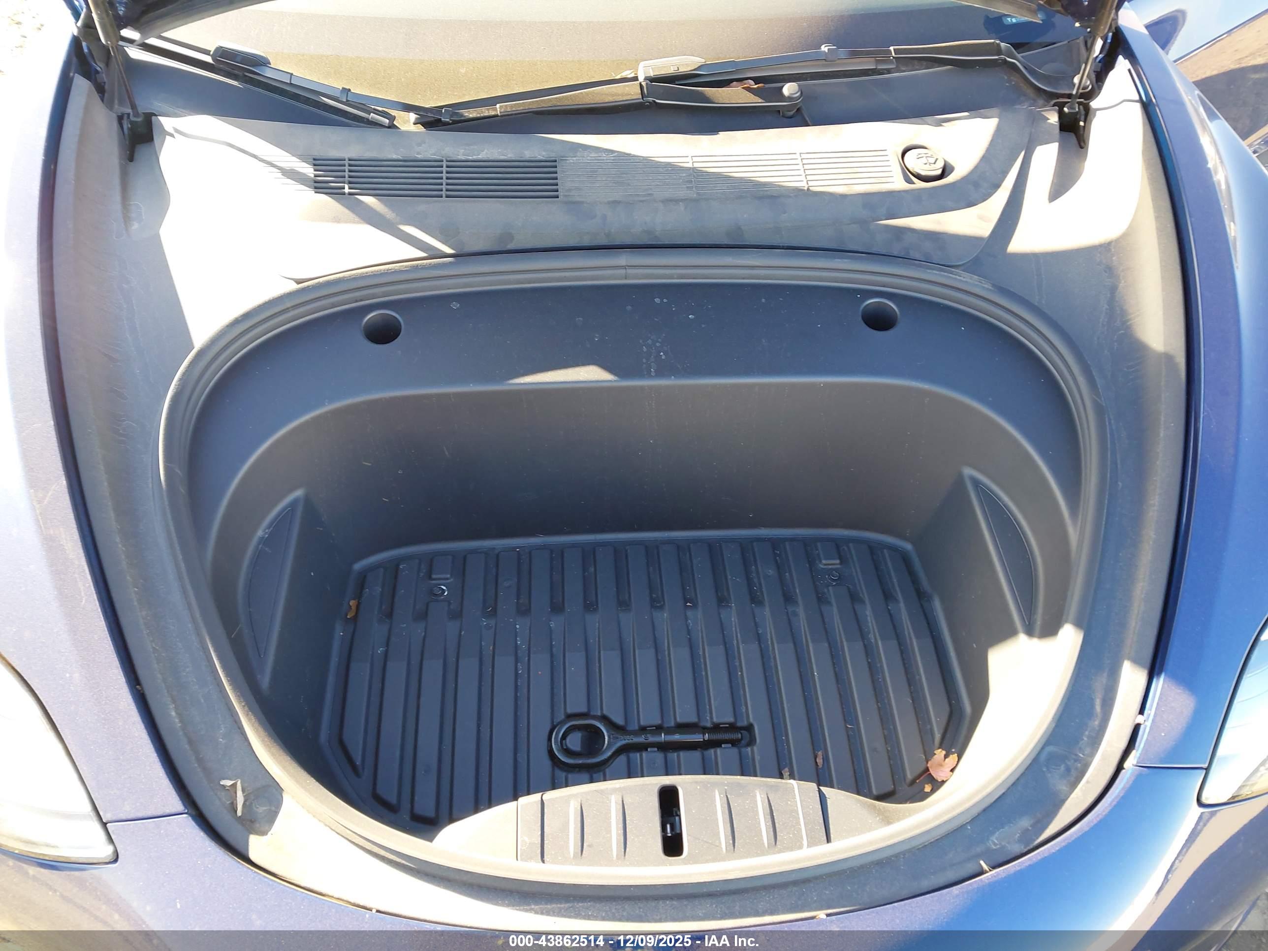 TESLA MODEL image 10