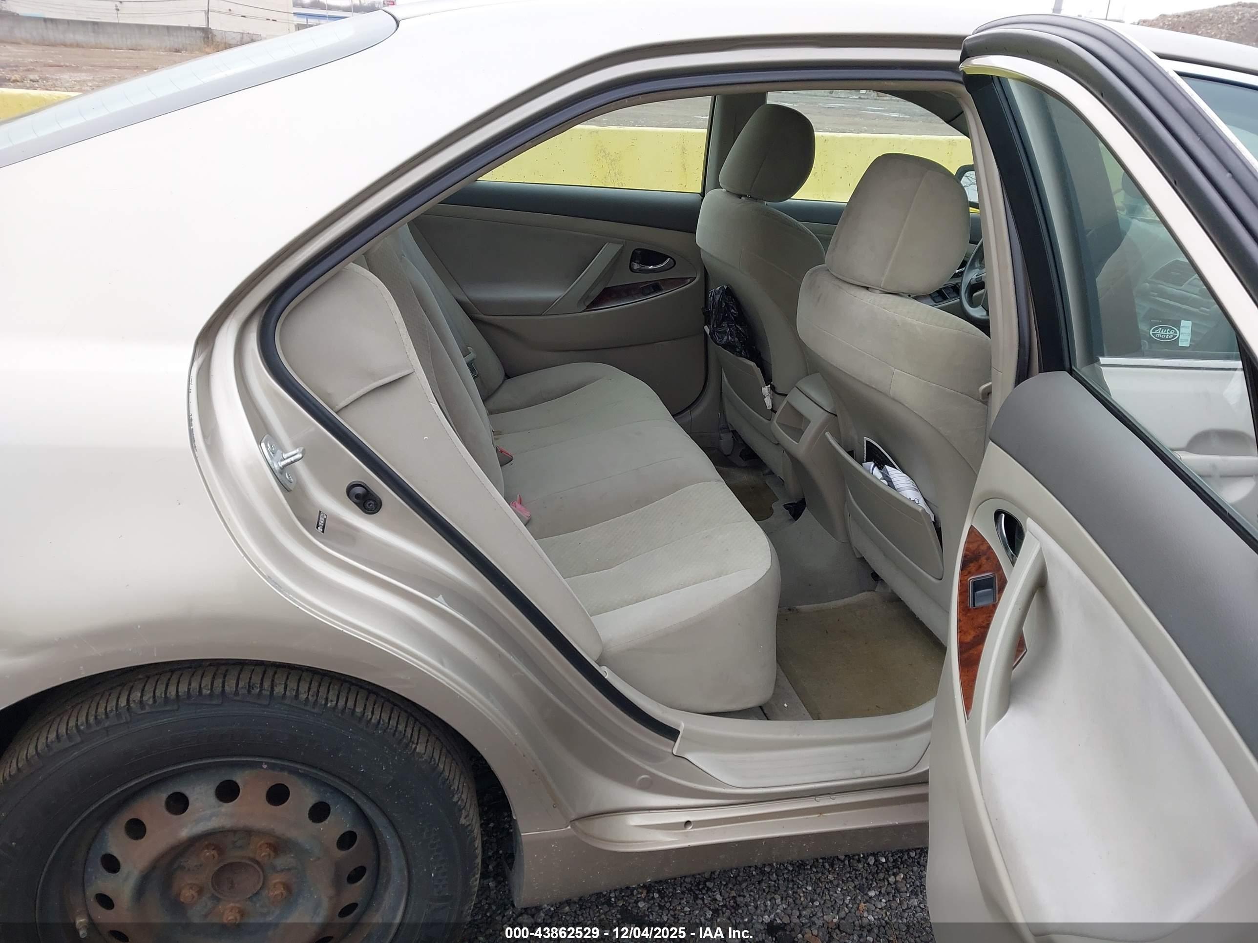 TOYOTA CAMRY image 8