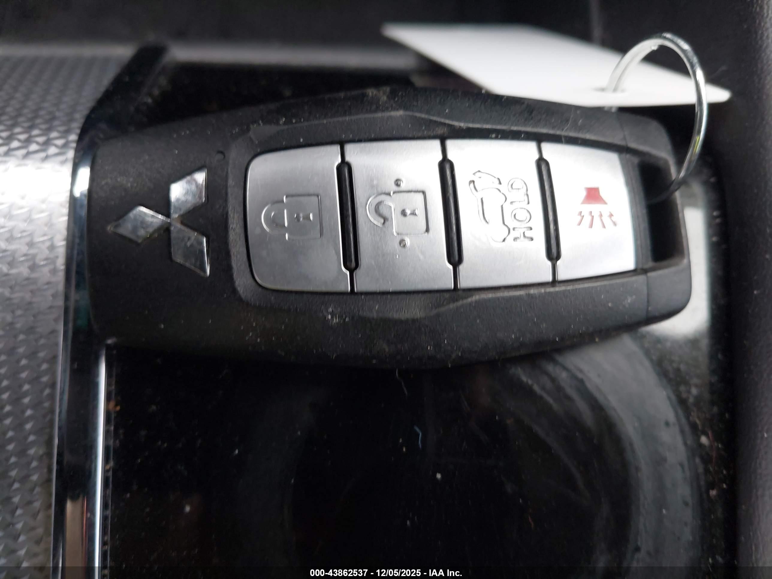 MITSUBISHI OUTLANDER image 11