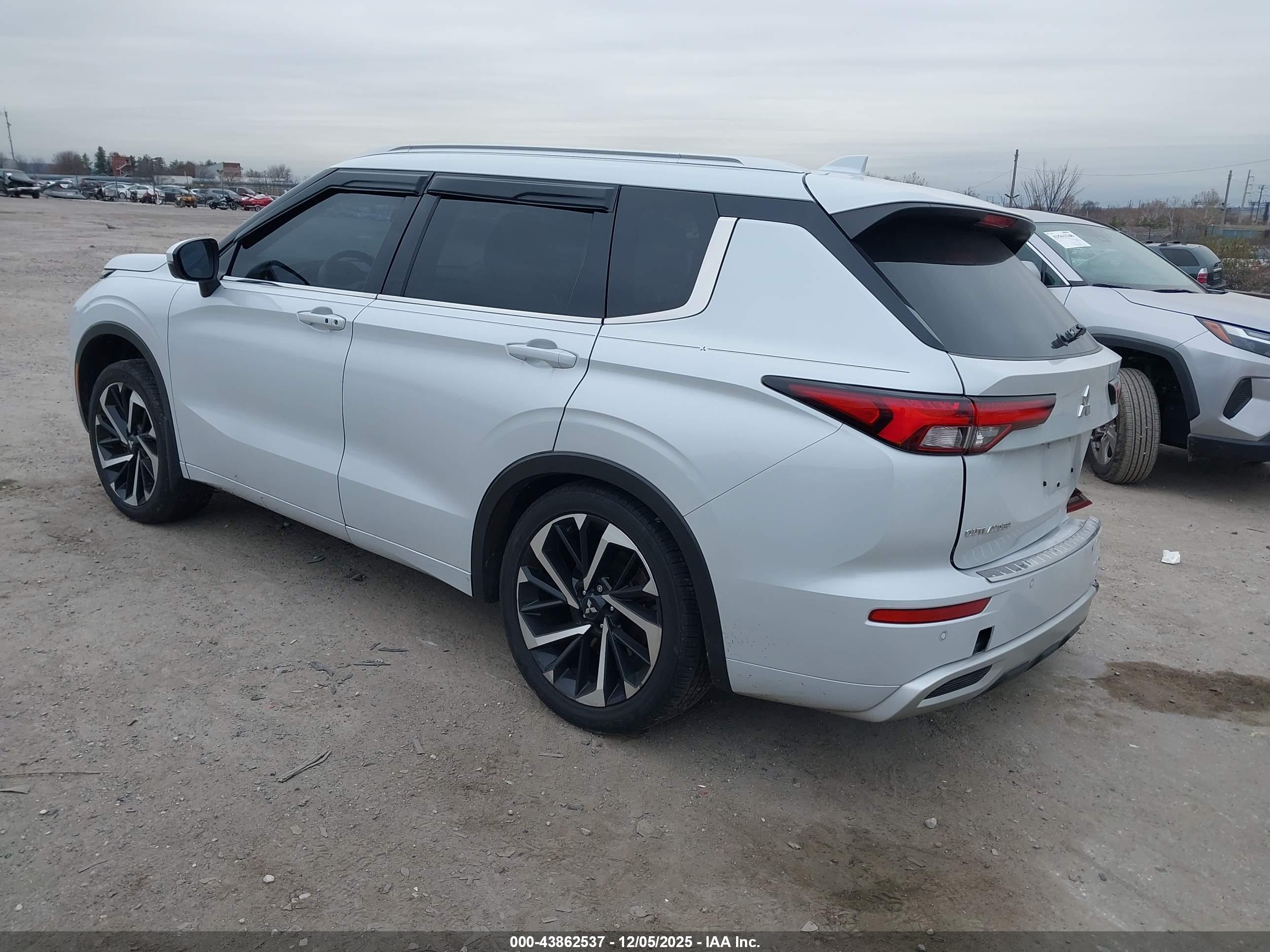 MITSUBISHI OUTLANDER image 3