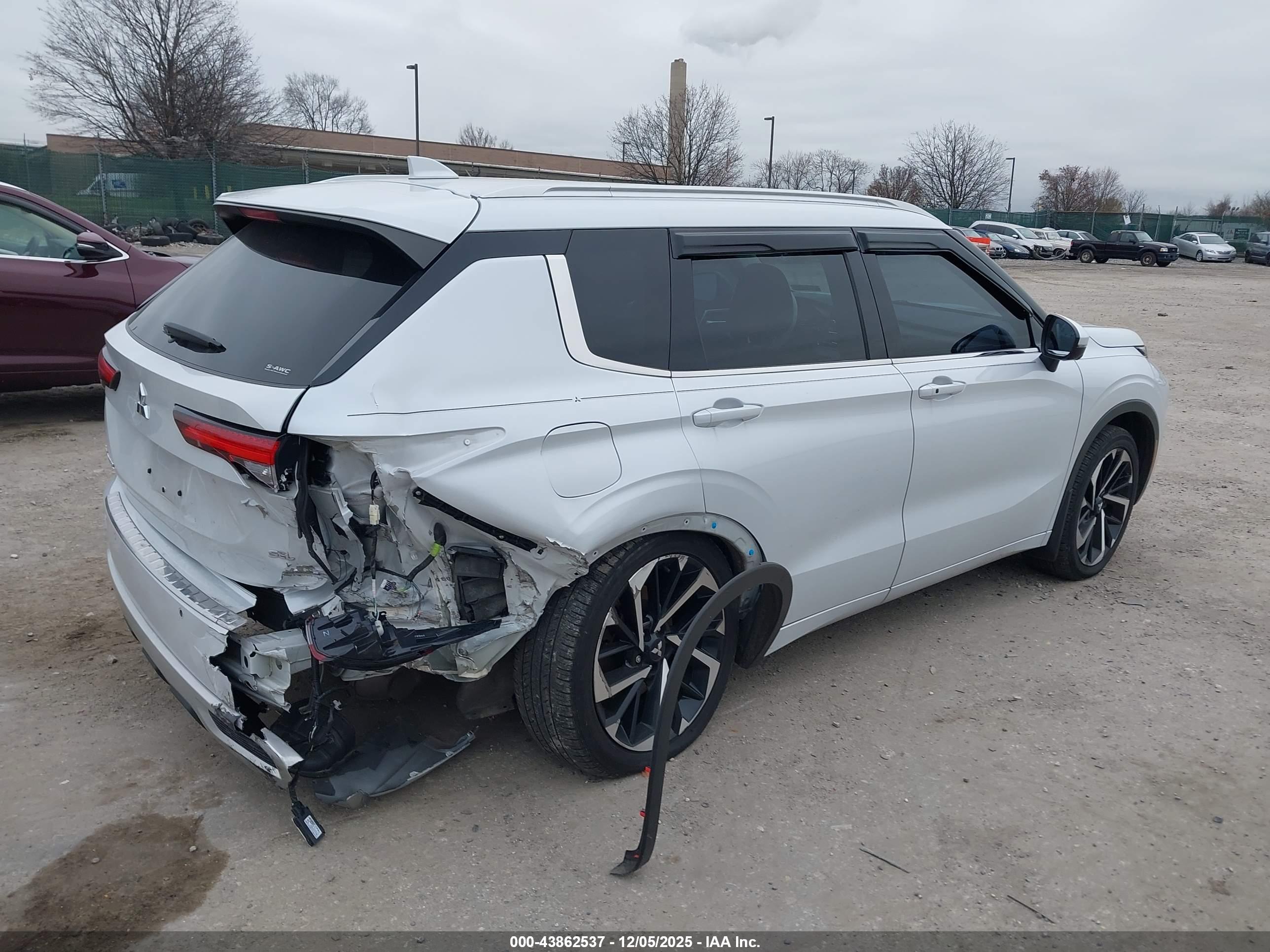 MITSUBISHI OUTLANDER image 4