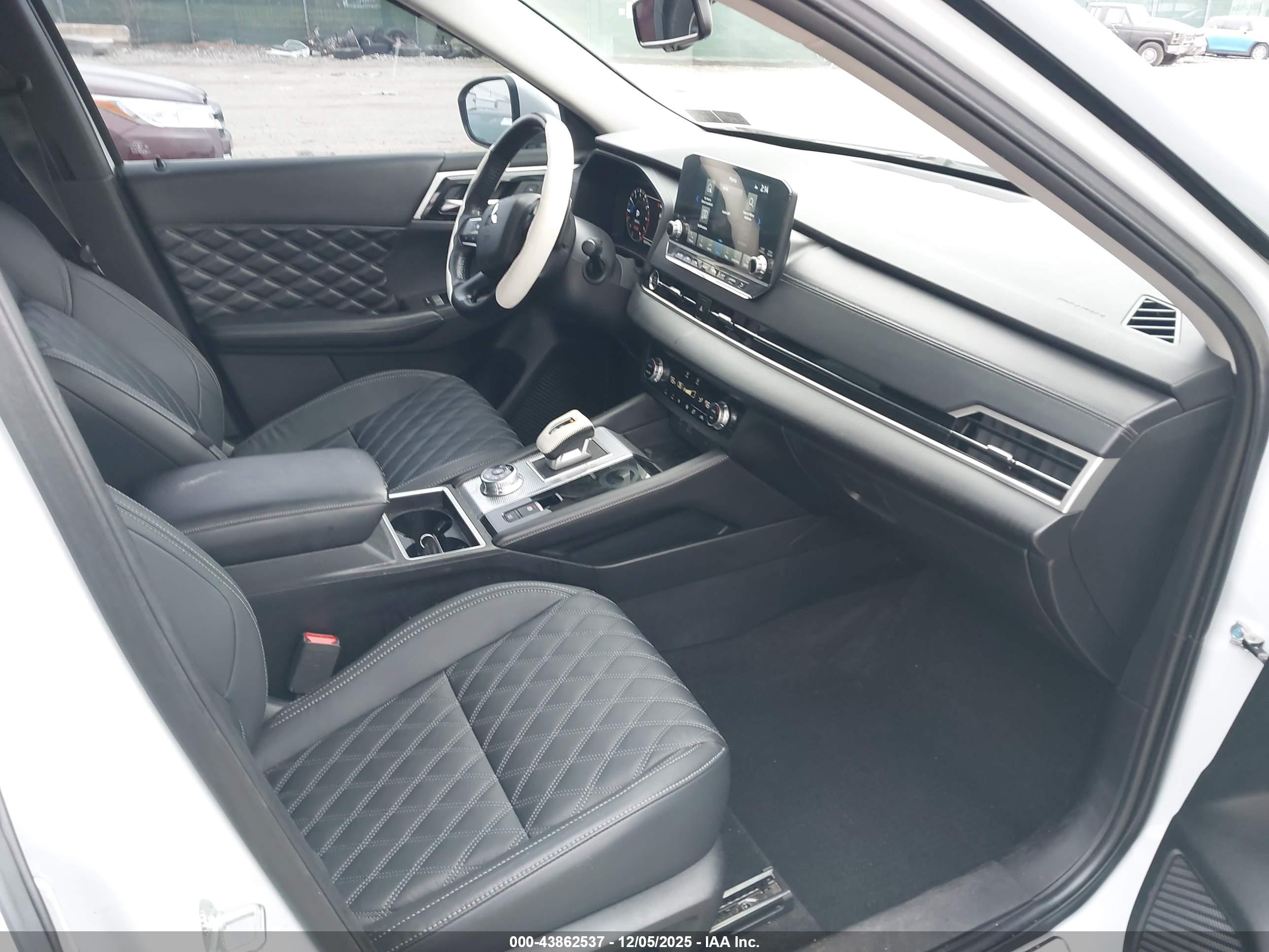 MITSUBISHI OUTLANDER image 5