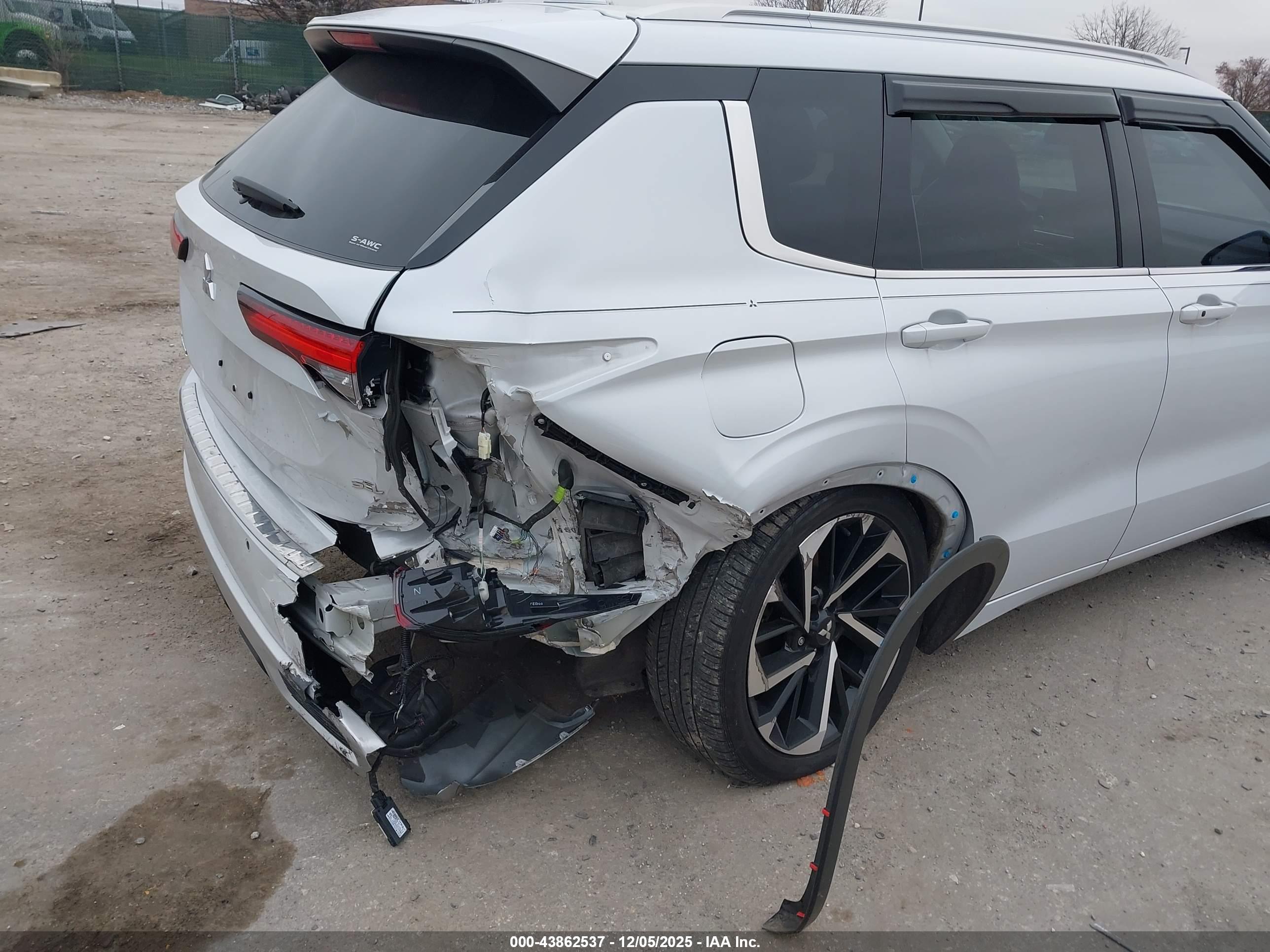 MITSUBISHI OUTLANDER image 6