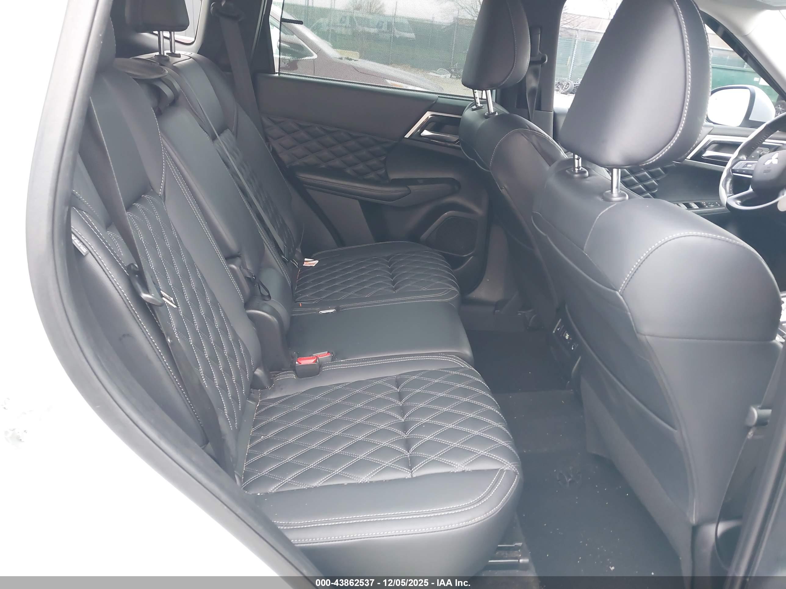 MITSUBISHI OUTLANDER image 8