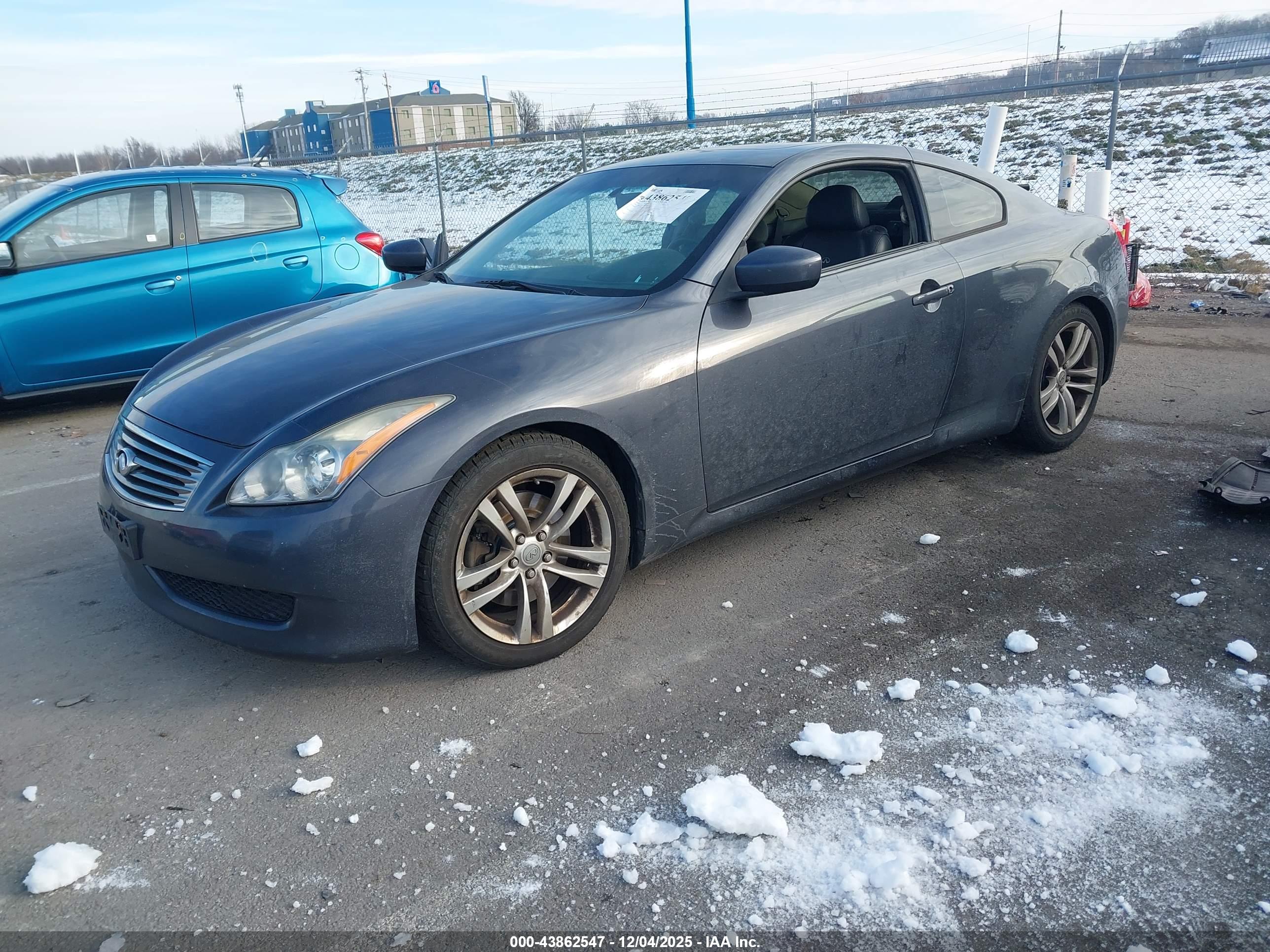INFINITI G37 image 2