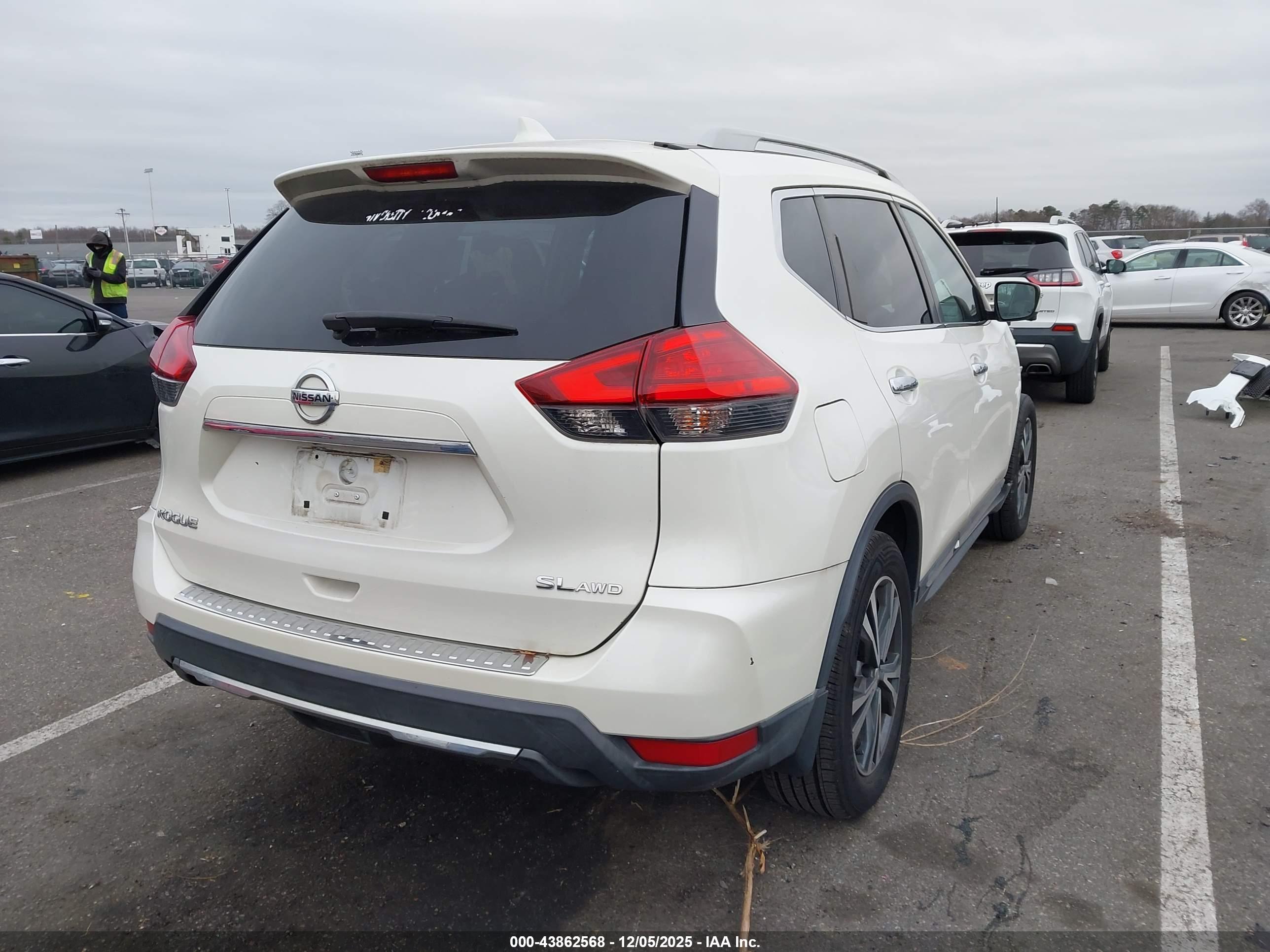 NISSAN ROGUE image 4