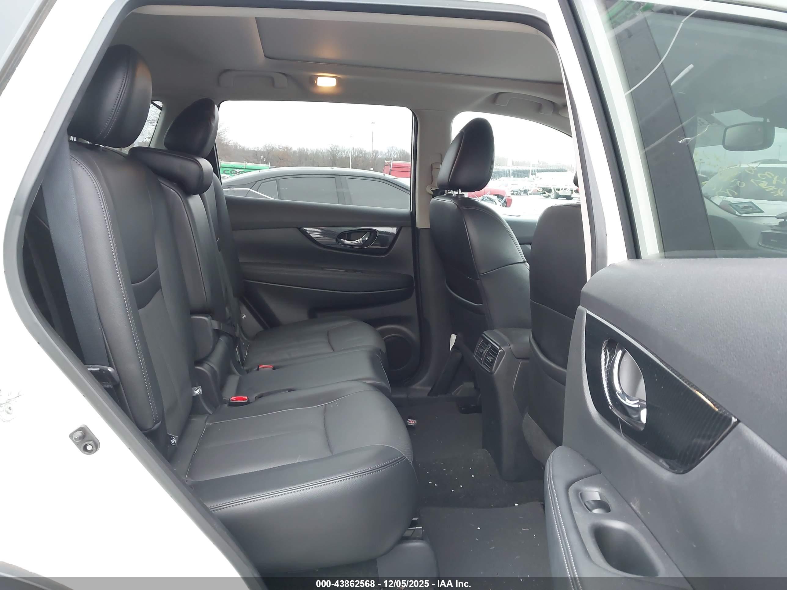 NISSAN ROGUE image 8