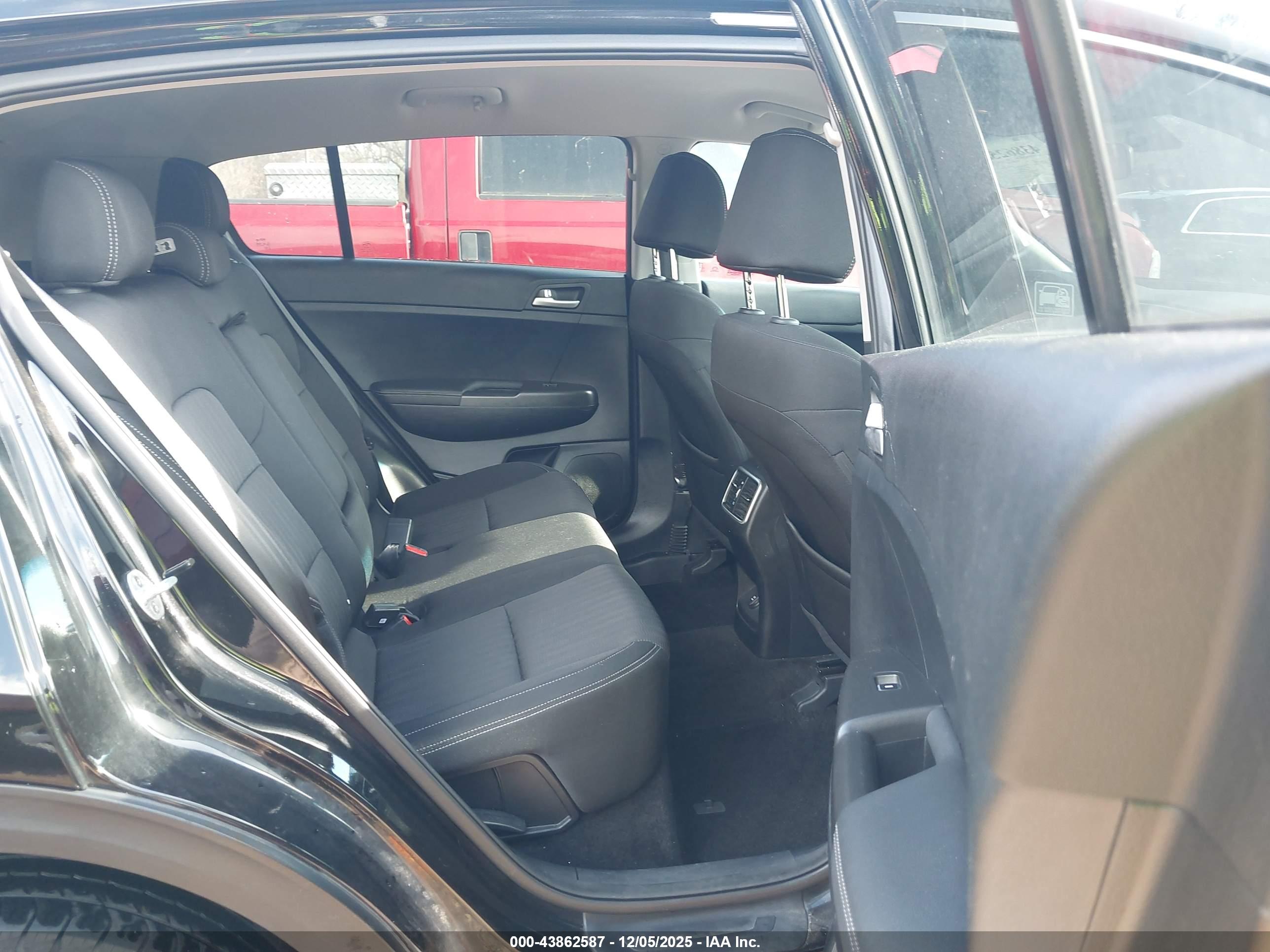 KIA SPORTAGE image 8