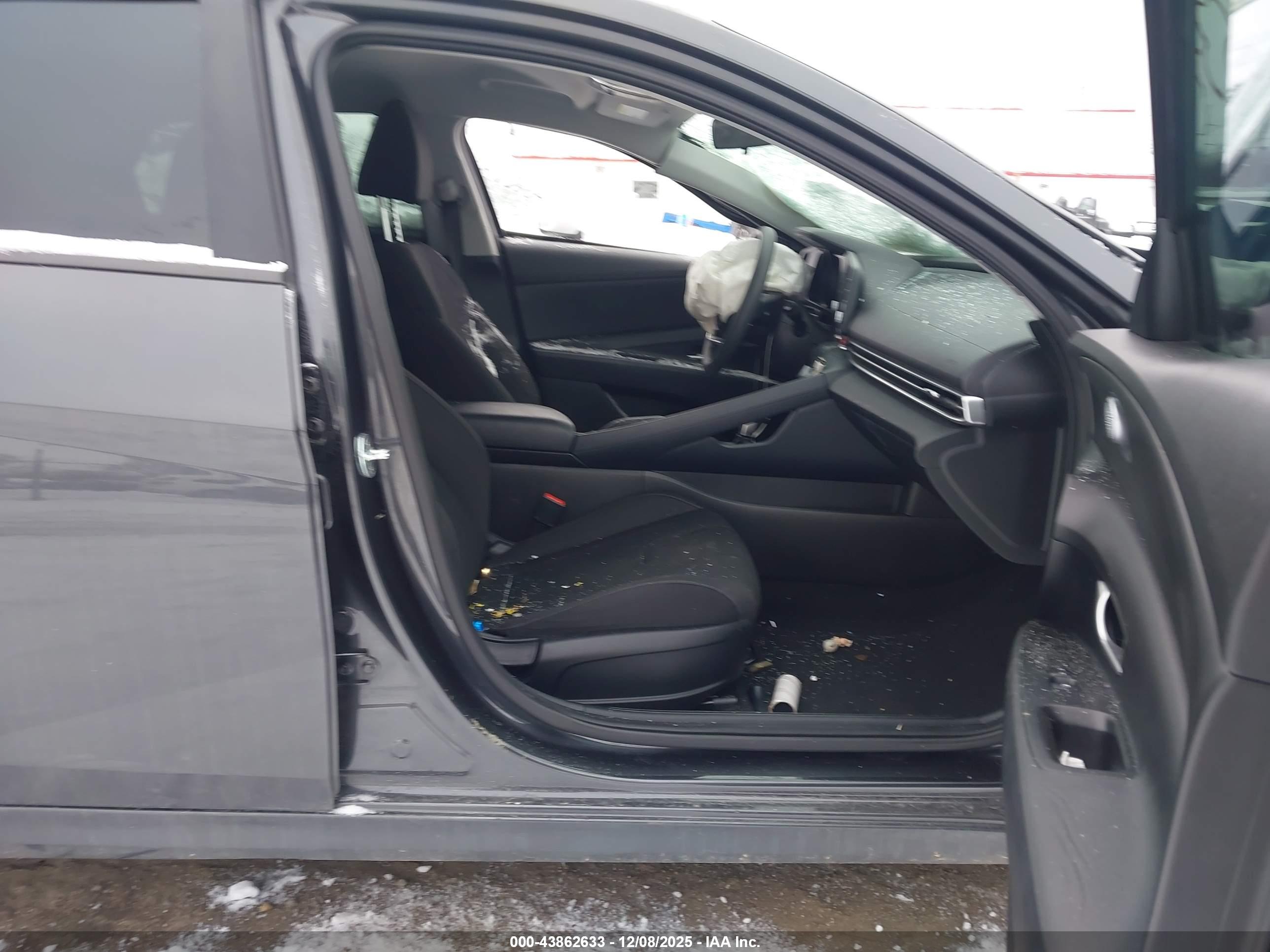 HYUNDAI ELANTRA image 5