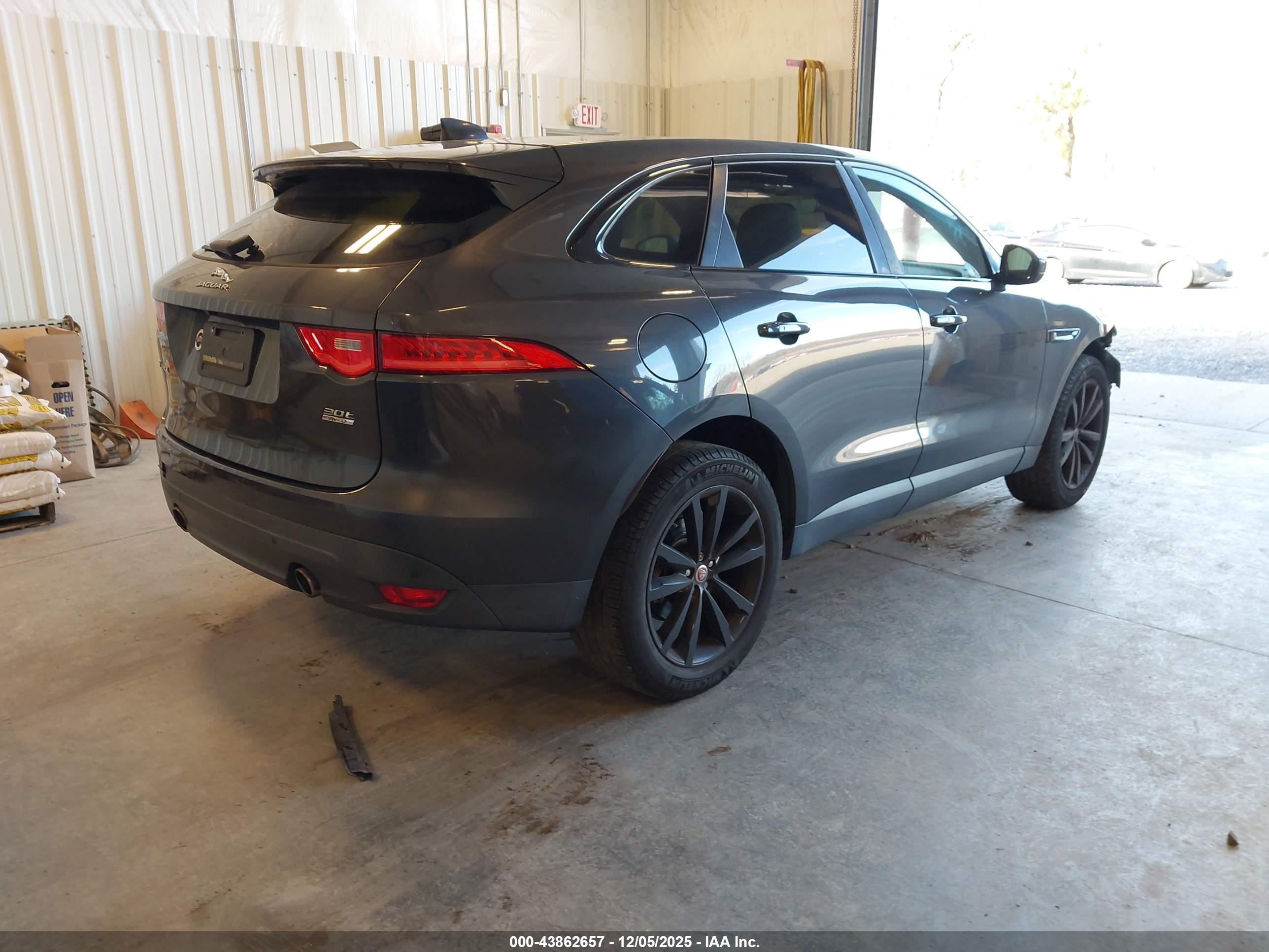 JAGUAR F-PACE image 4