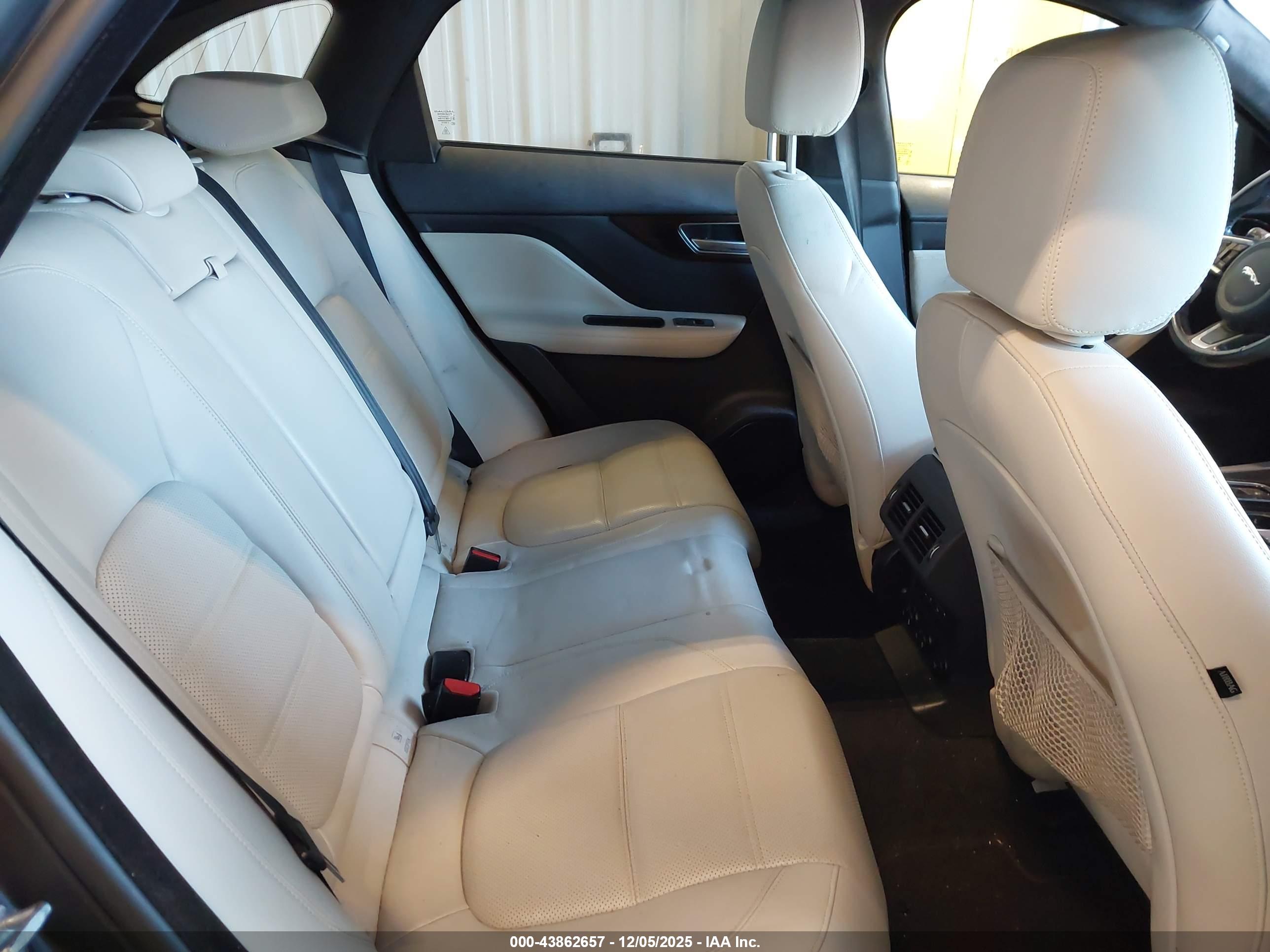 JAGUAR F-PACE image 8