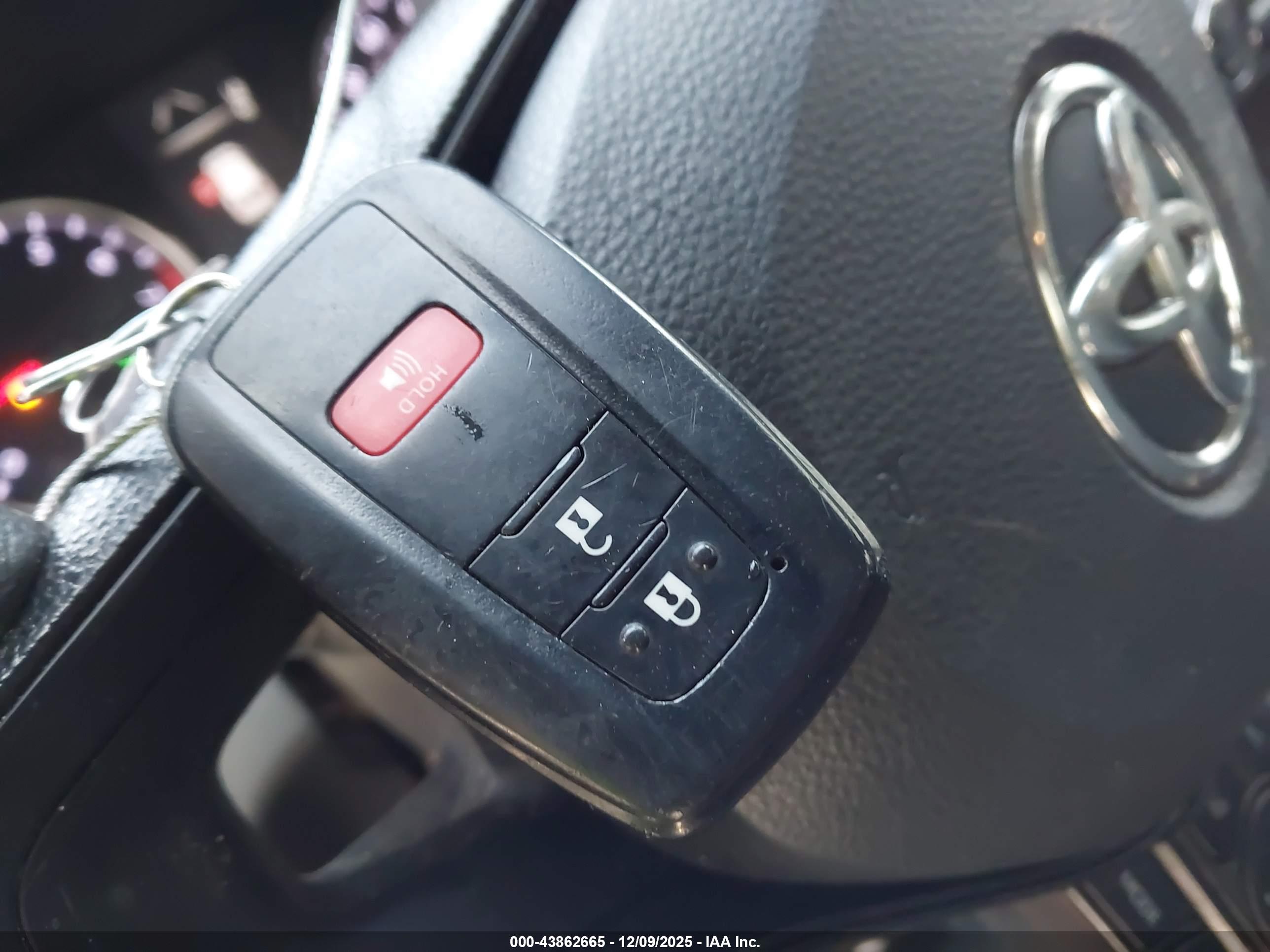 TOYOTA RAV4 image 11
