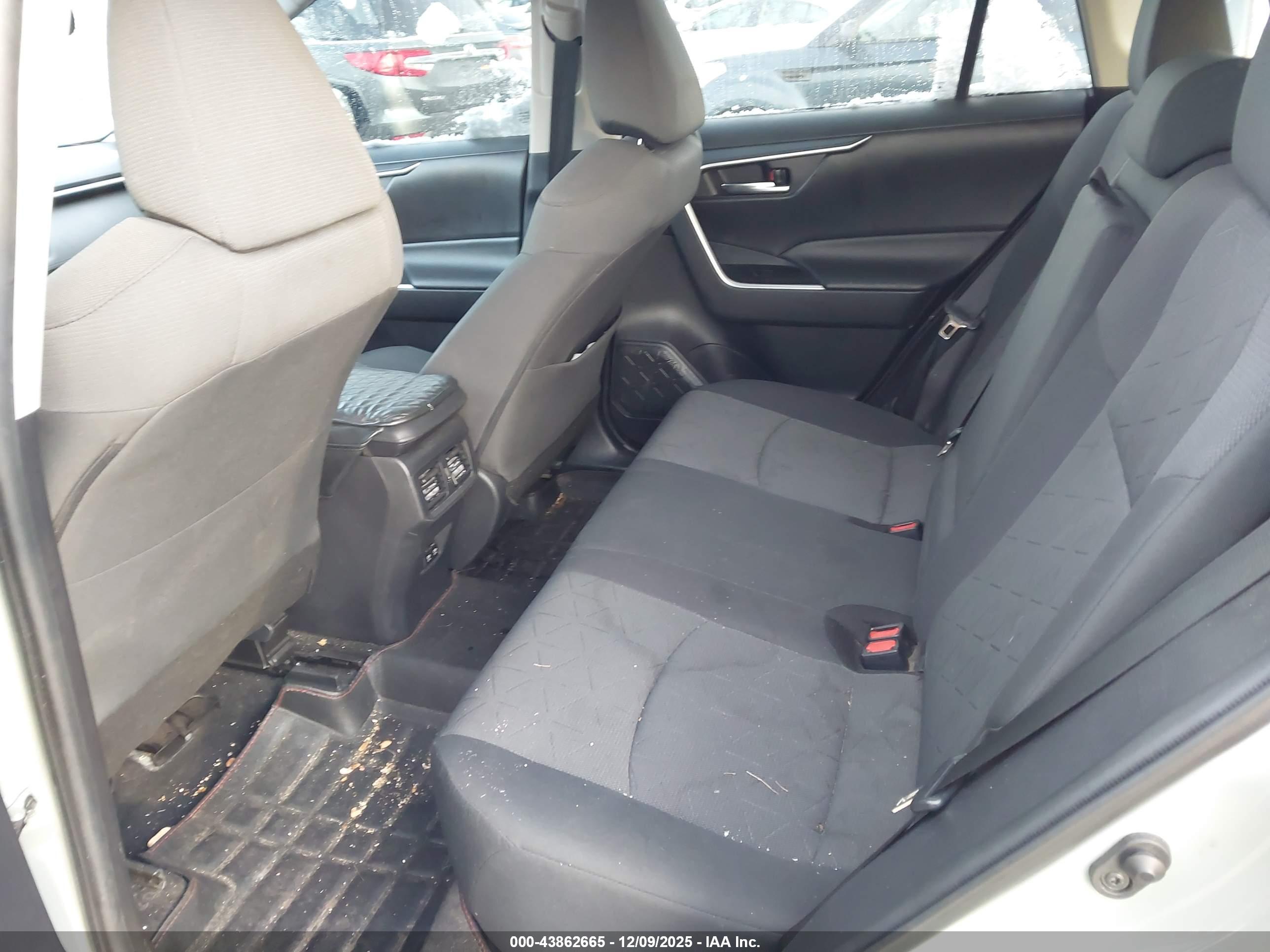 TOYOTA RAV4 image 8