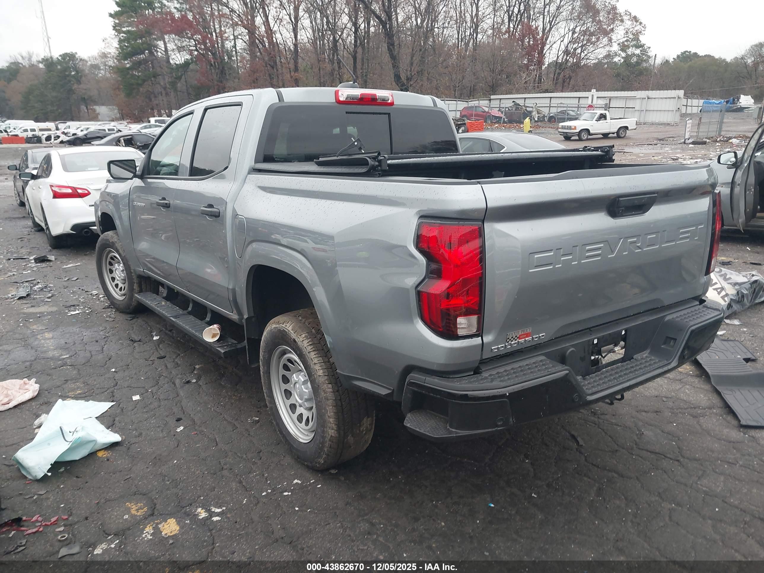 CHEVROLET COLORADO image 3