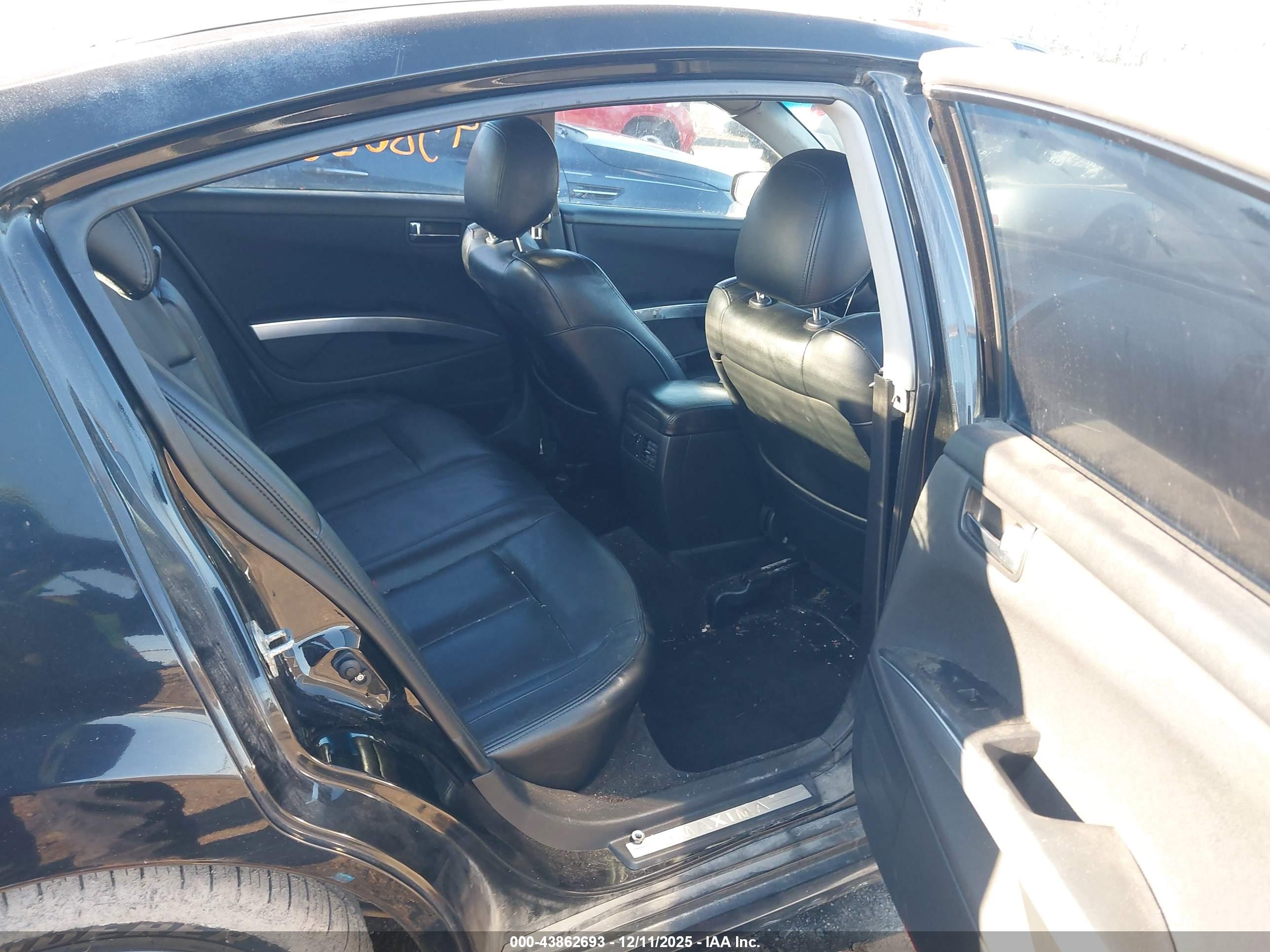NISSAN MAXIMA image 8