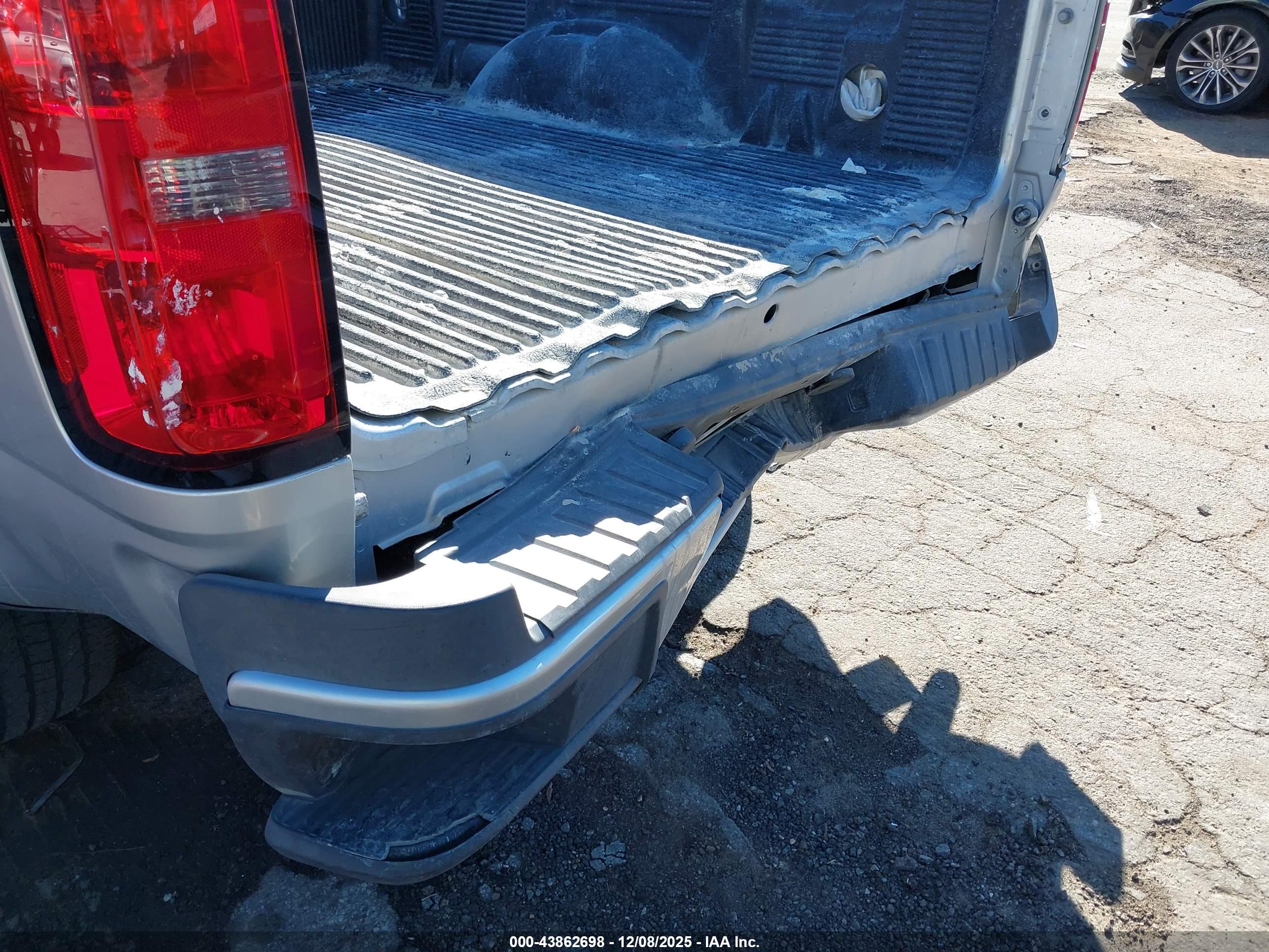 CHEVROLET COLORADO image 6