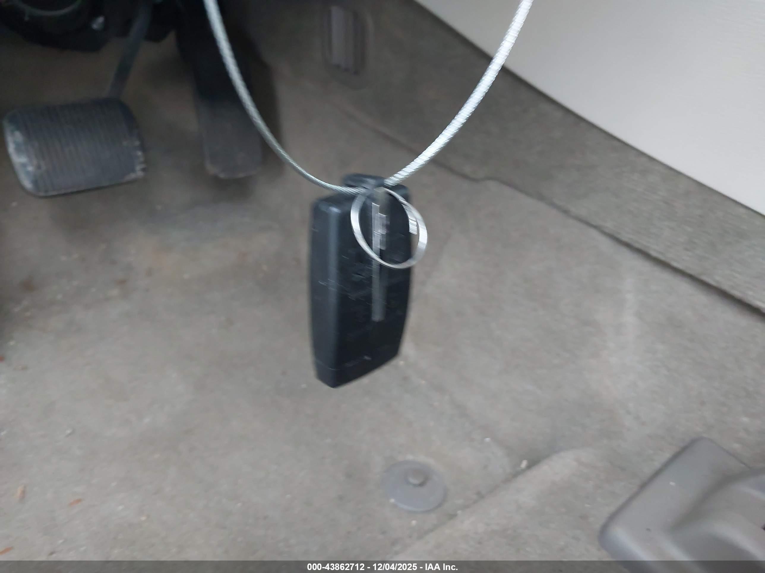 FORD TAURUS image 11