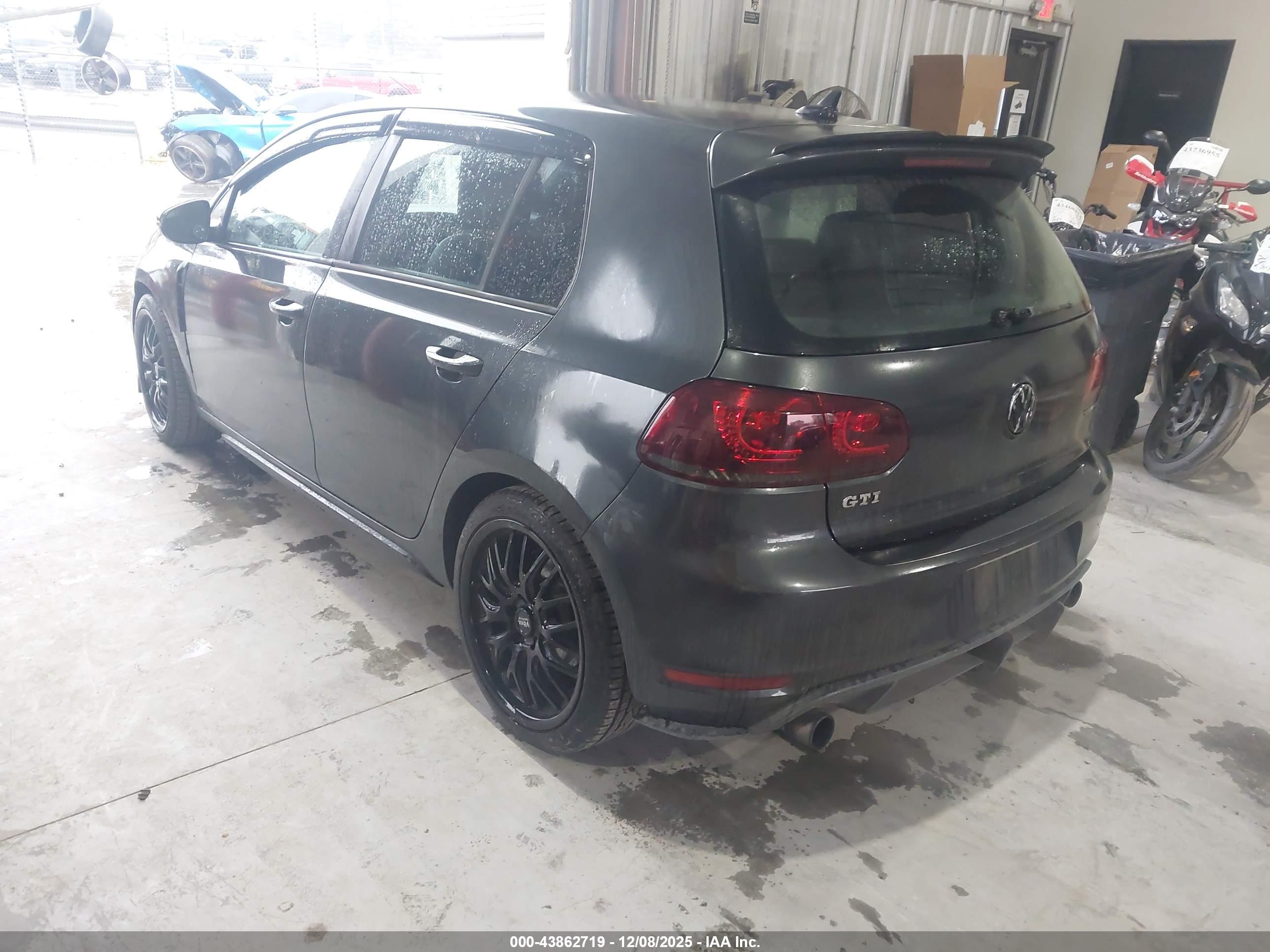 VOLKSWAGEN GTI image 3