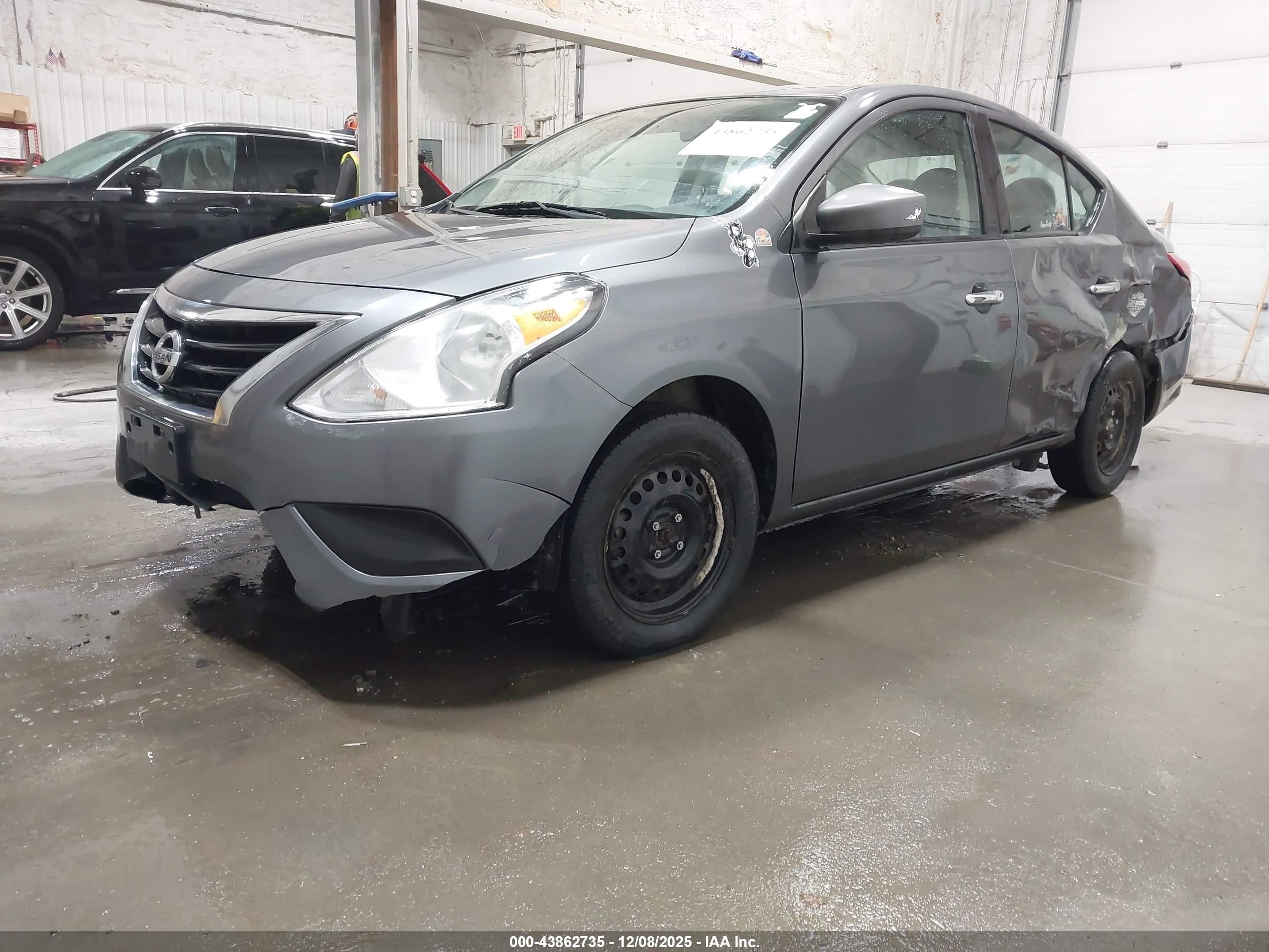 NISSAN VERSA image 2
