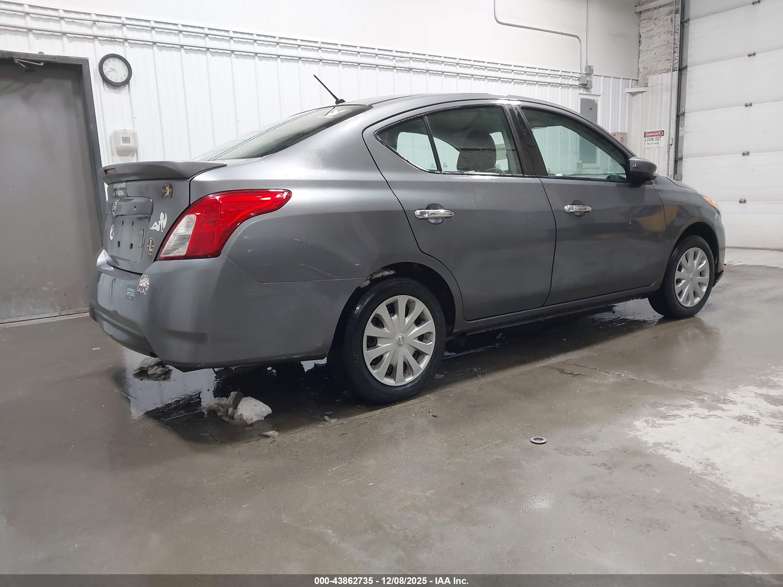 NISSAN VERSA image 4