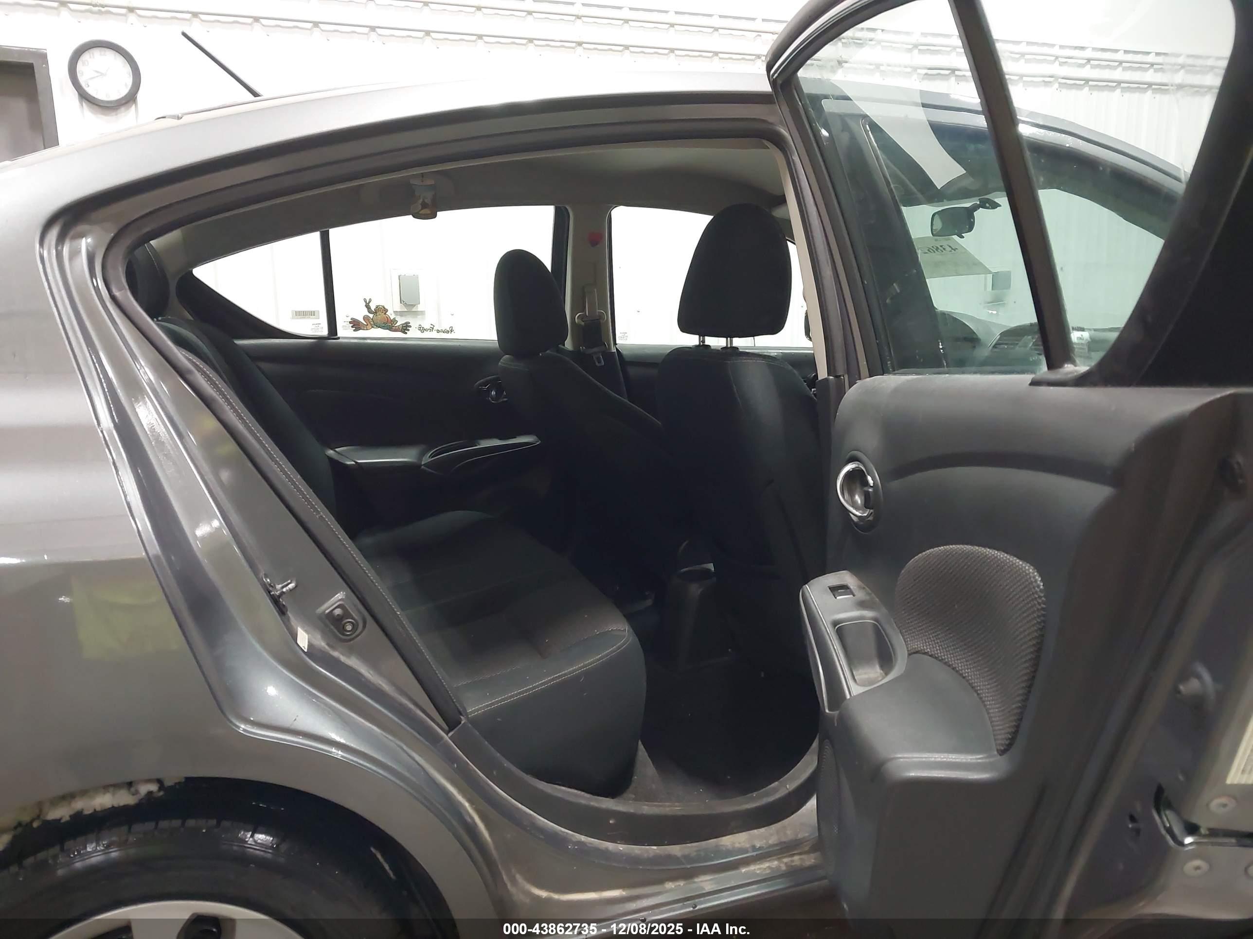 NISSAN VERSA image 8