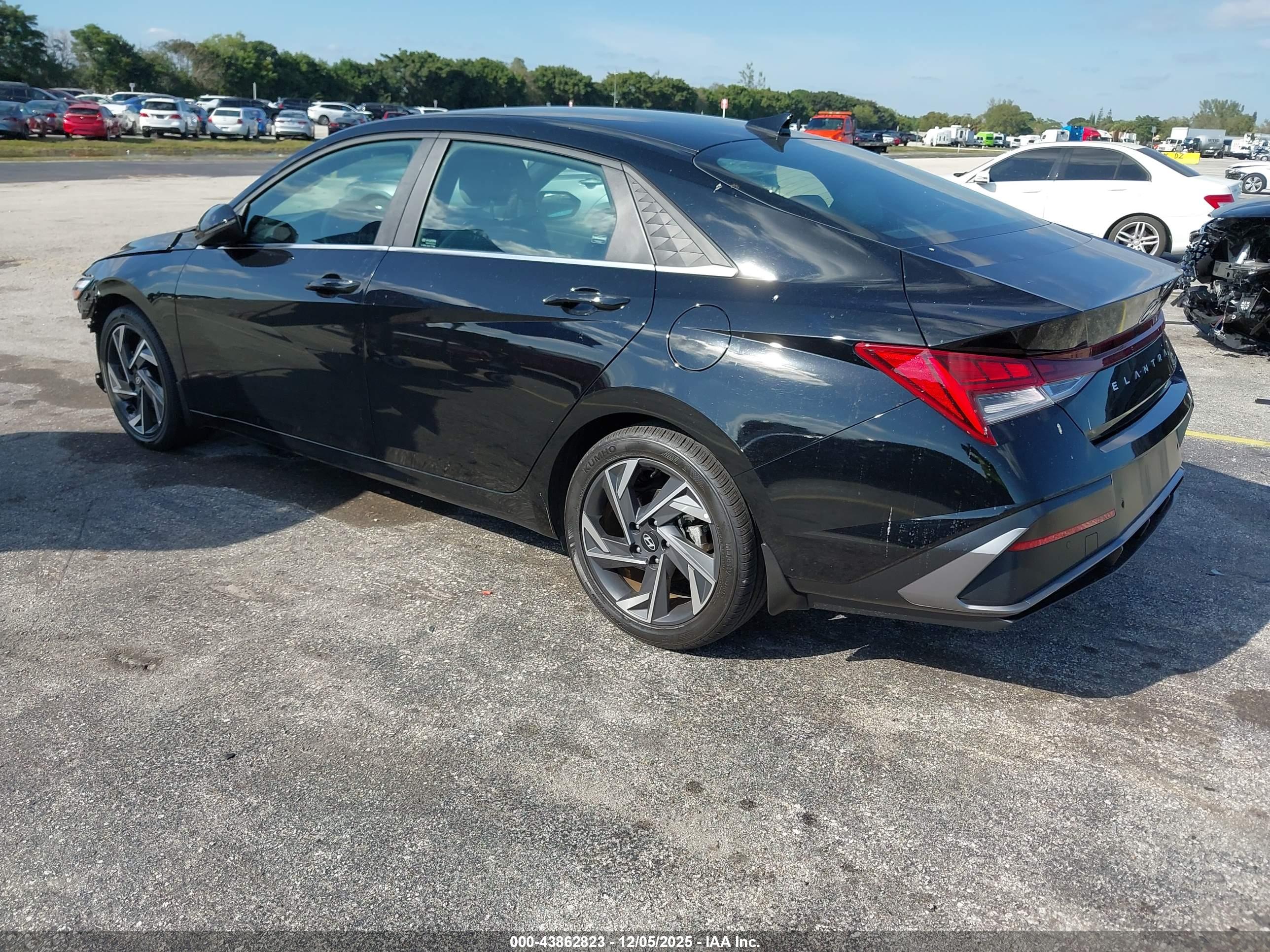 HYUNDAI ELANTRA image 3