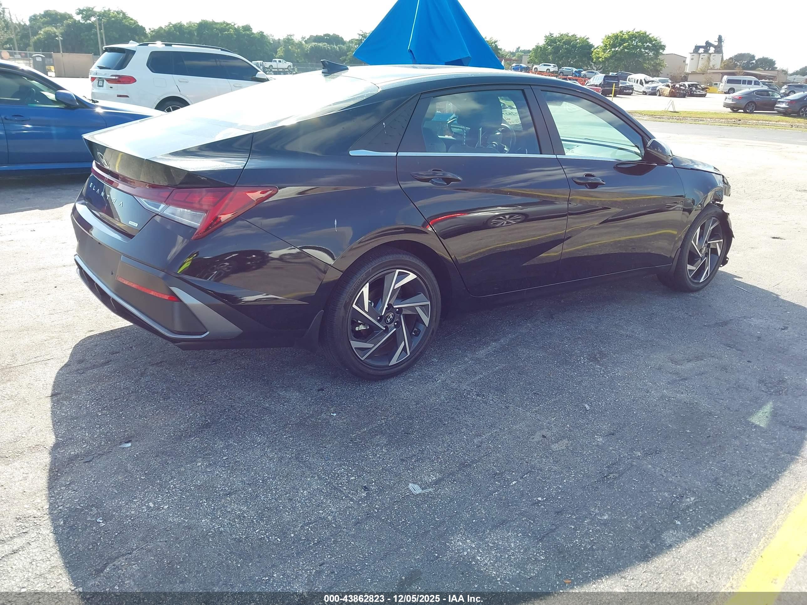 HYUNDAI ELANTRA image 4