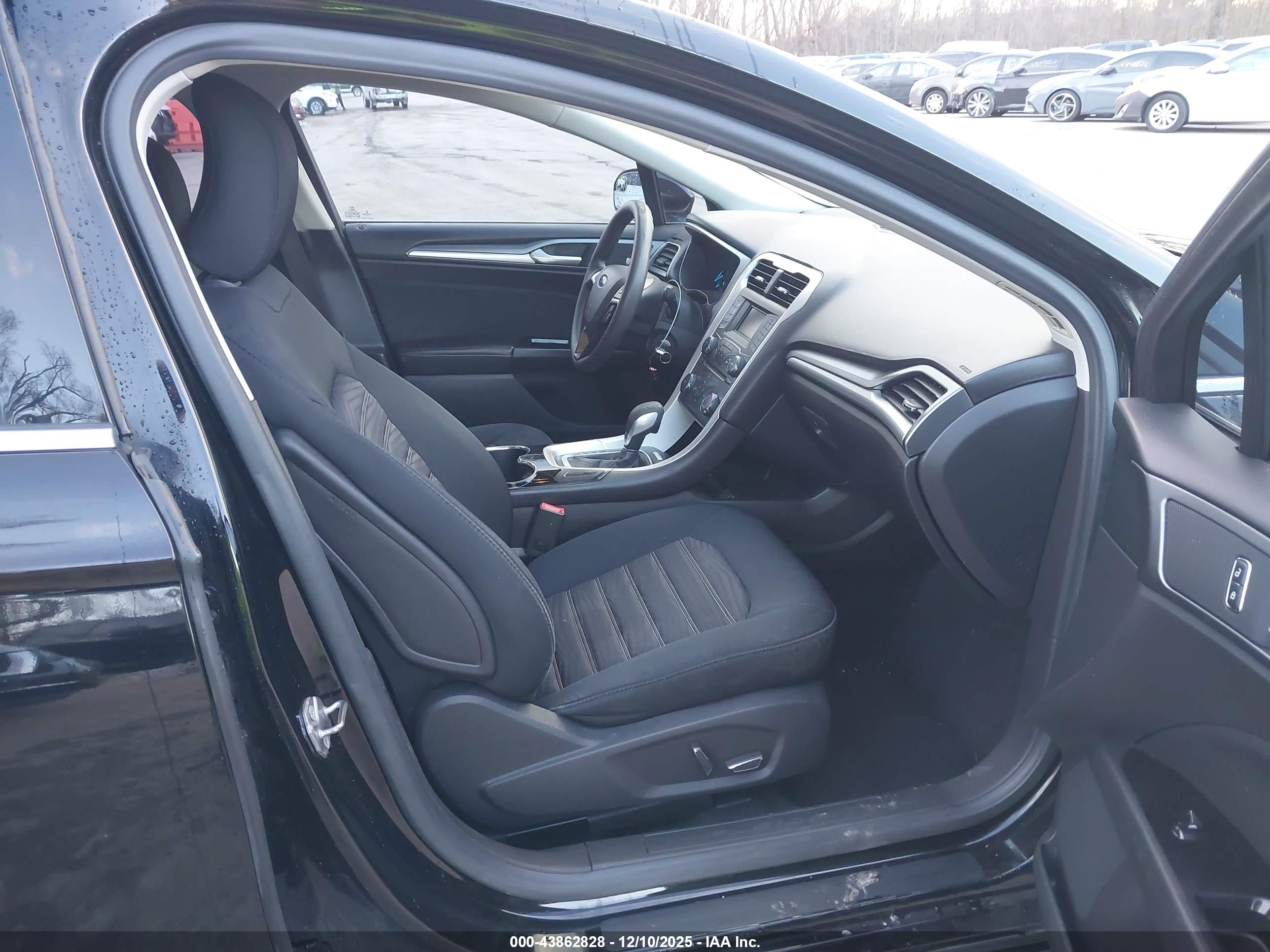 FORD FUSION image 5