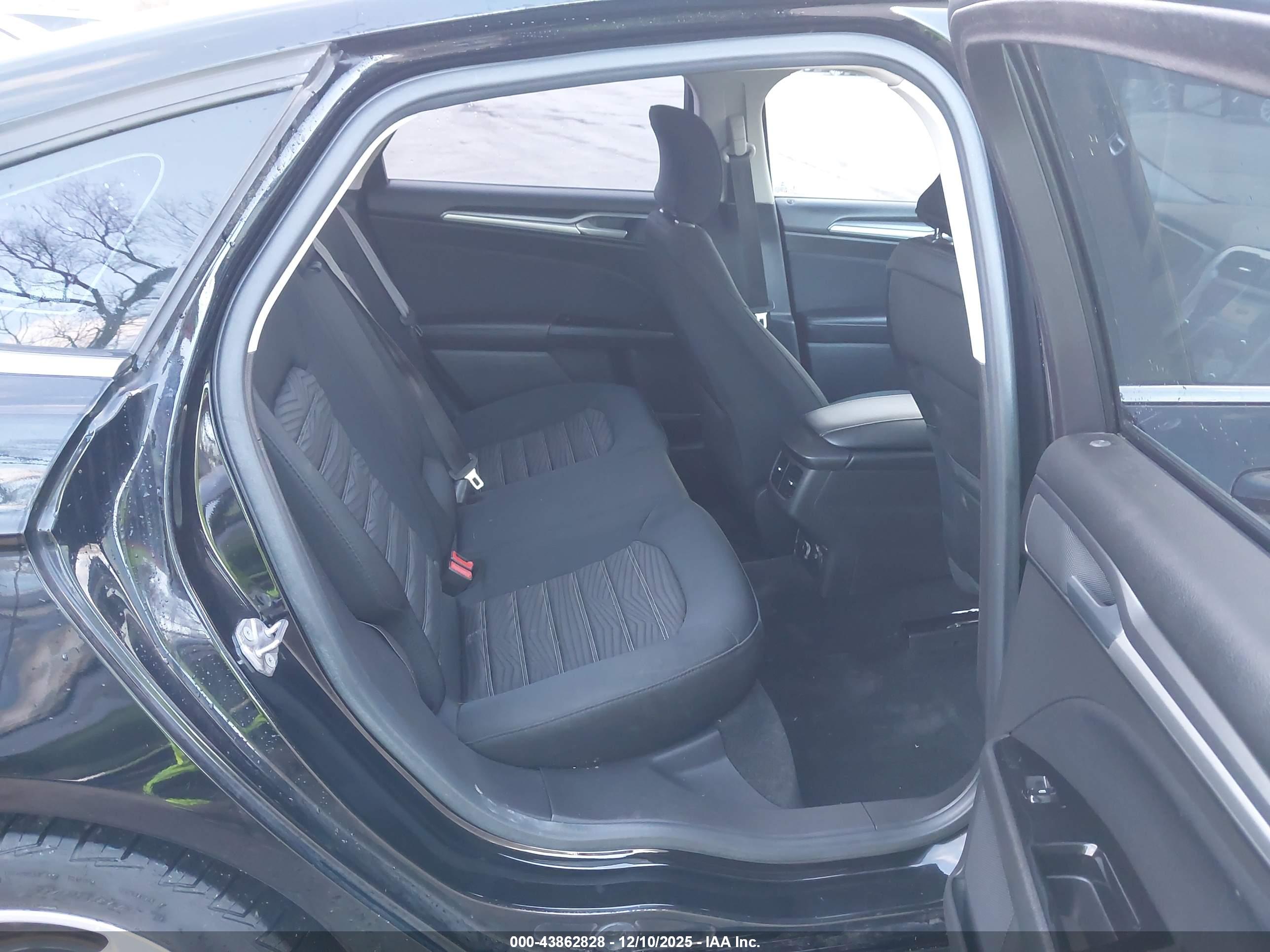 FORD FUSION image 8