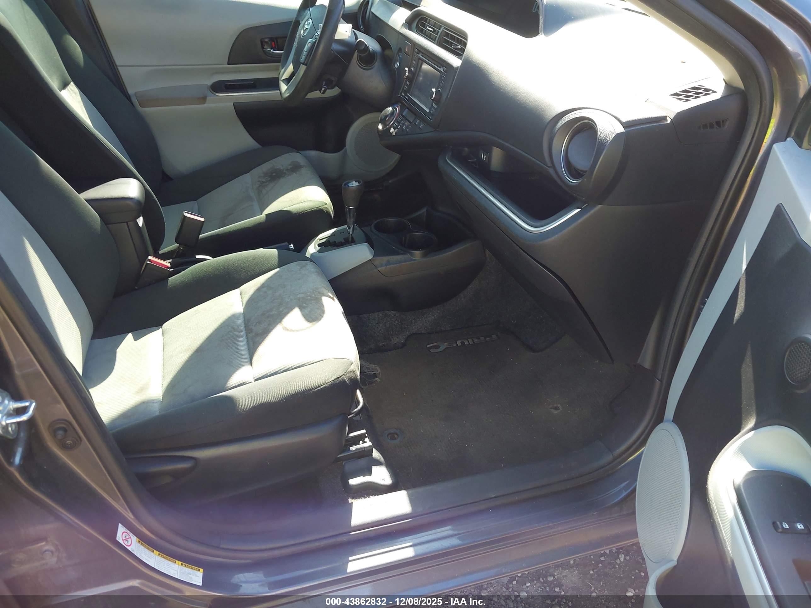 TOYOTA PRIUS image 5