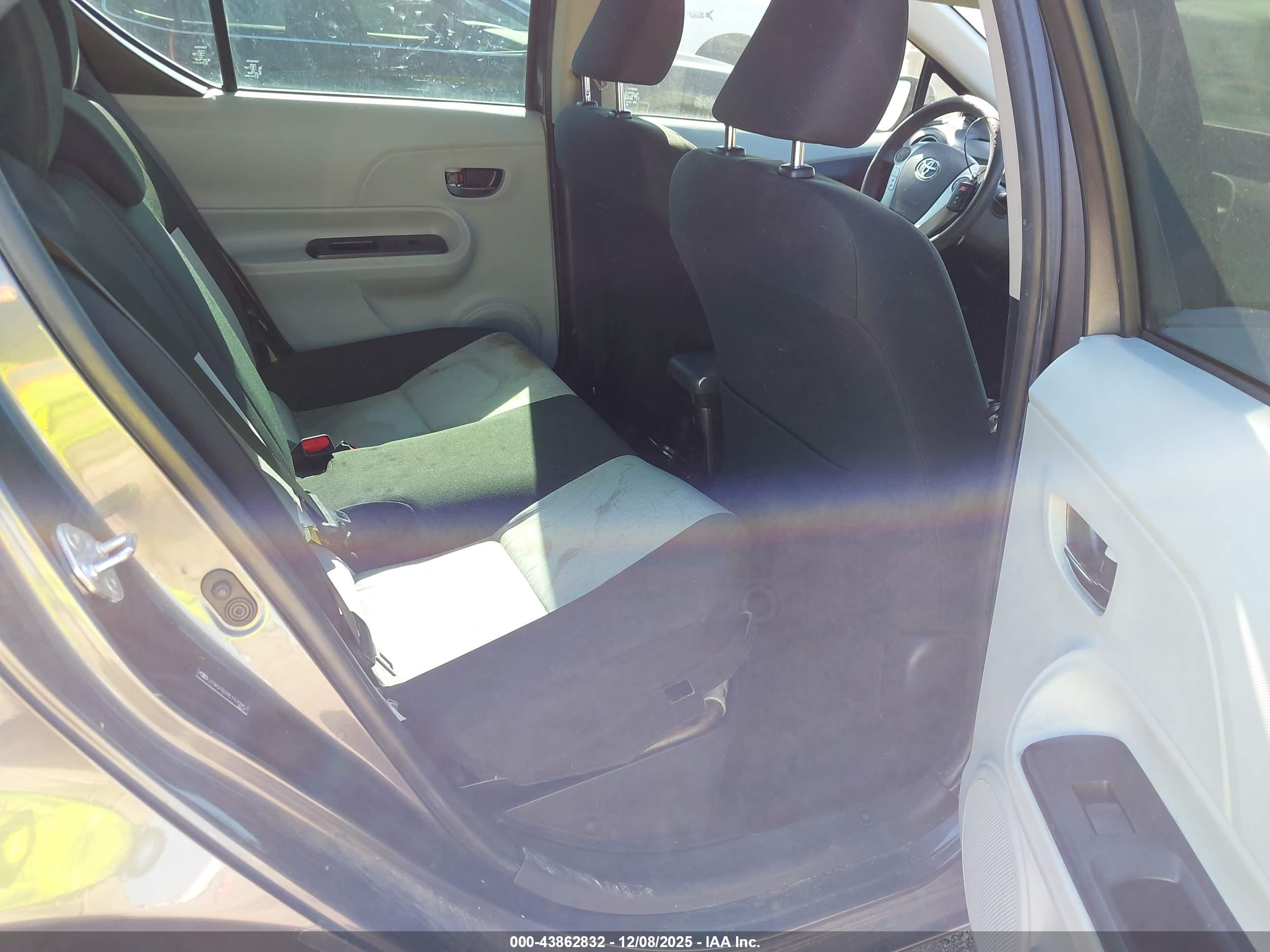TOYOTA PRIUS image 8