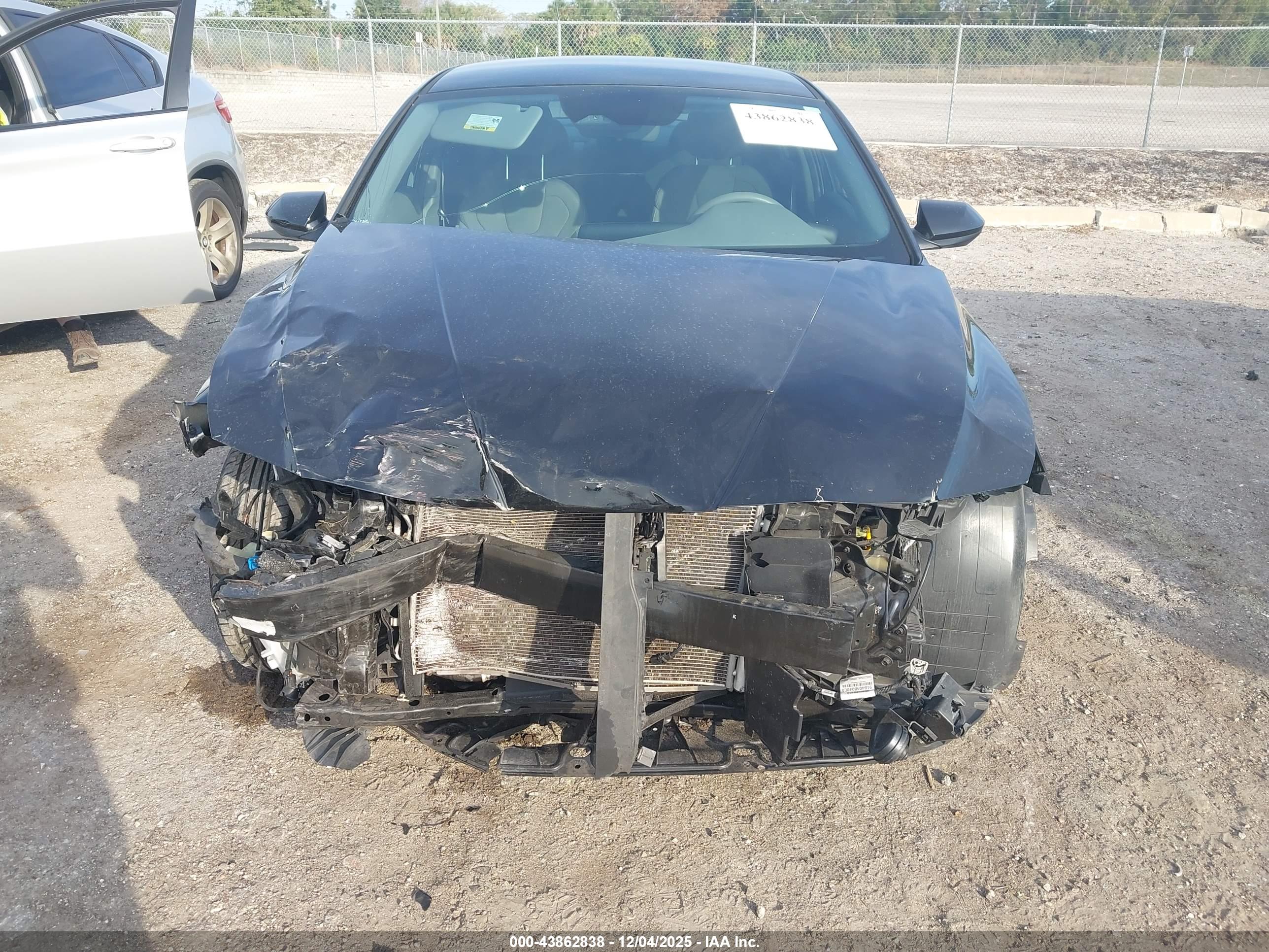 HYUNDAI ELANTRA image 6