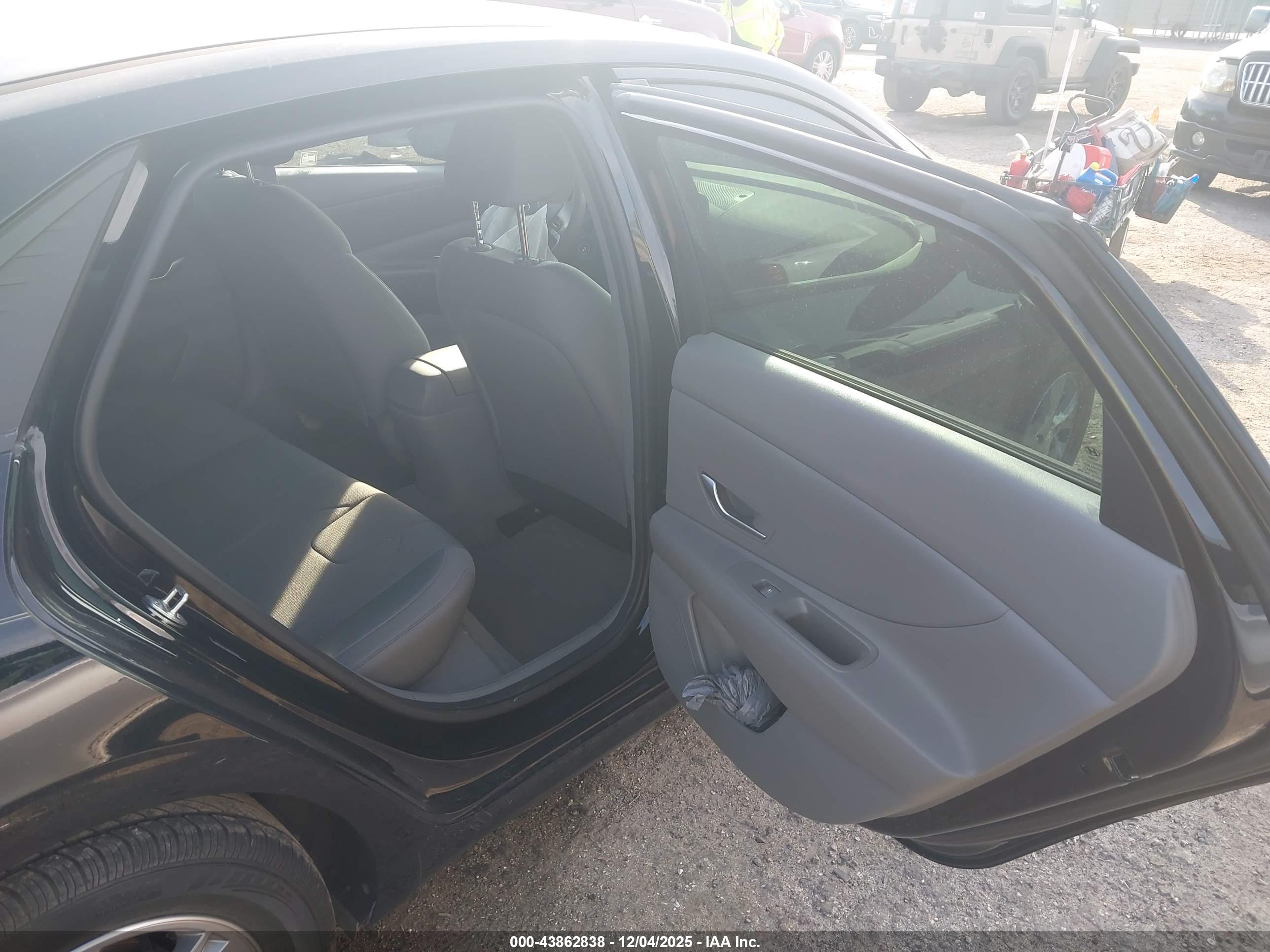 HYUNDAI ELANTRA image 8