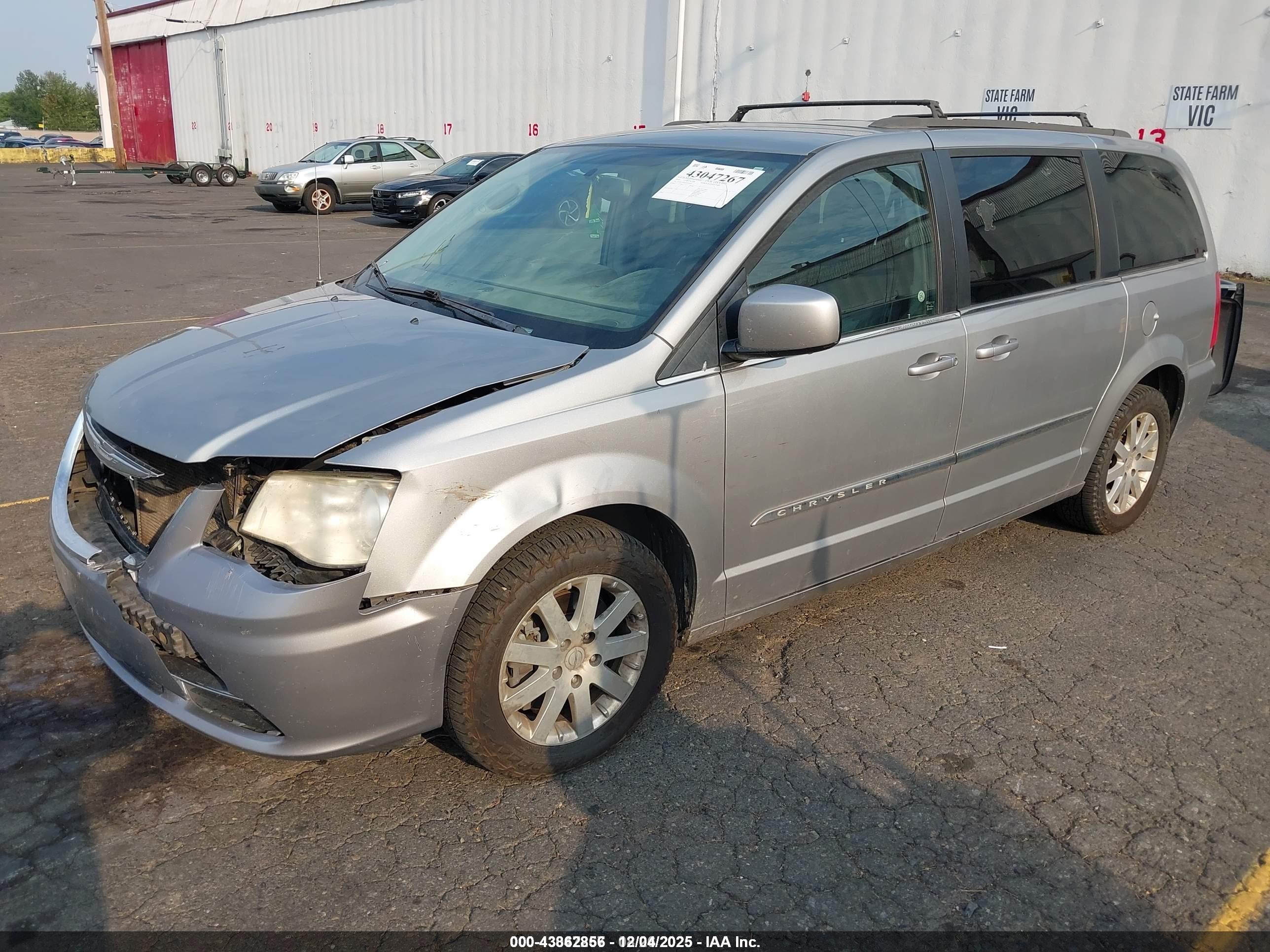 CHRYSLER TOWN image 2