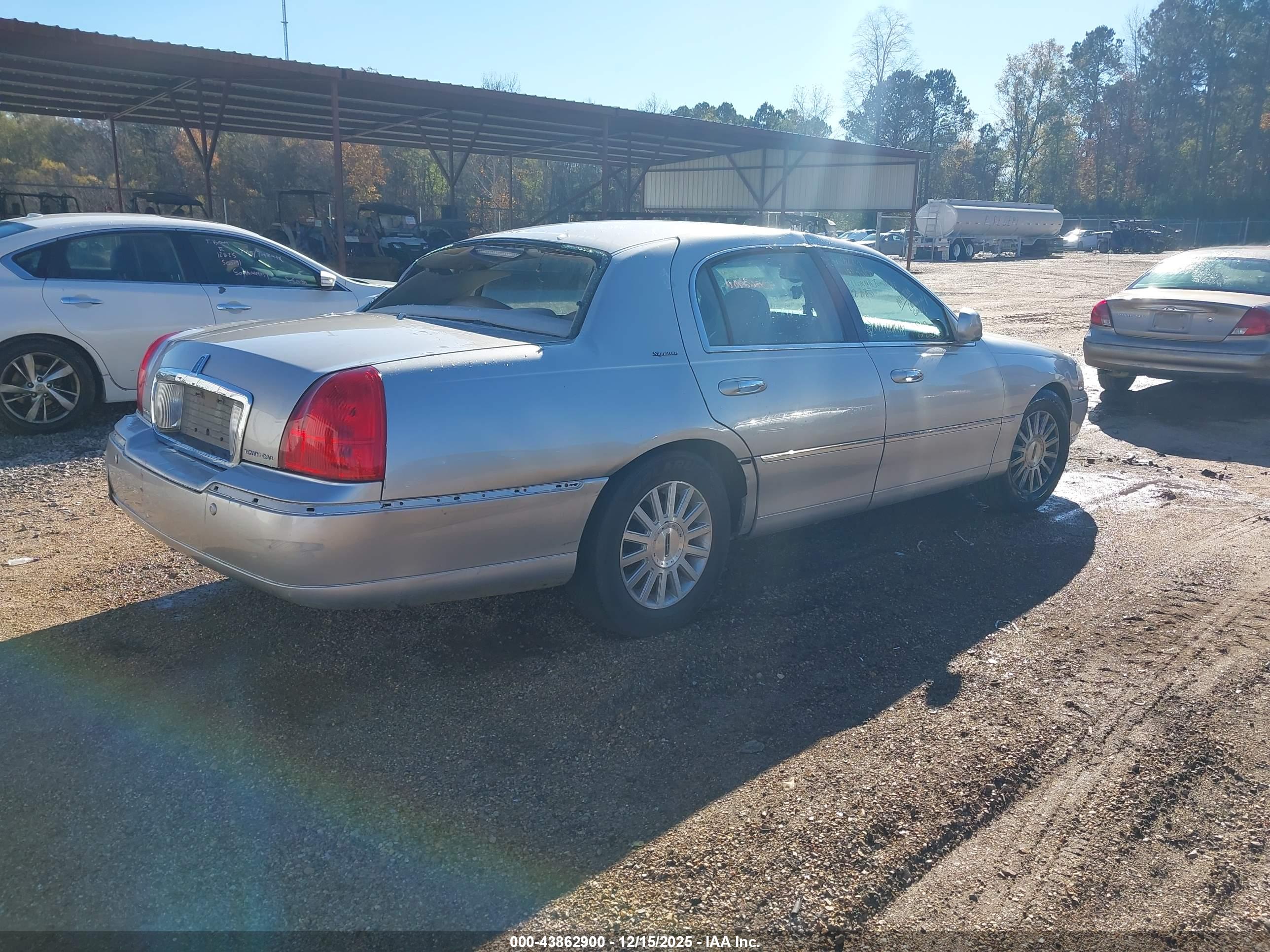 LINCOLN TOWN image 4