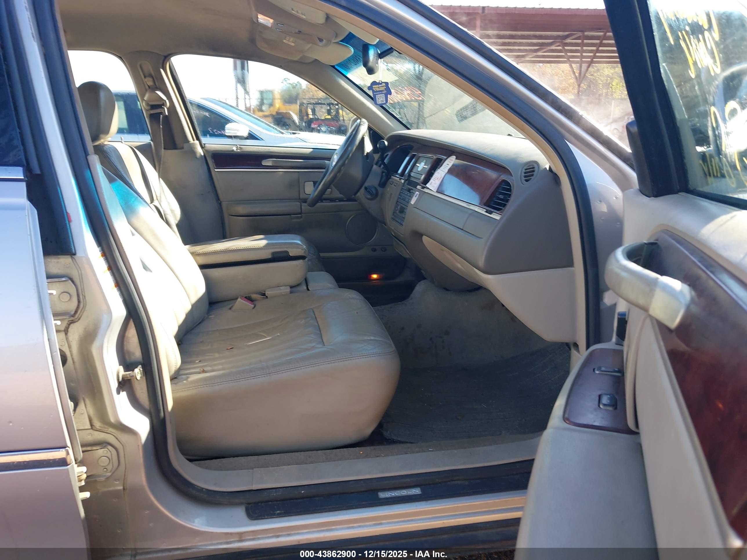 LINCOLN TOWN image 5