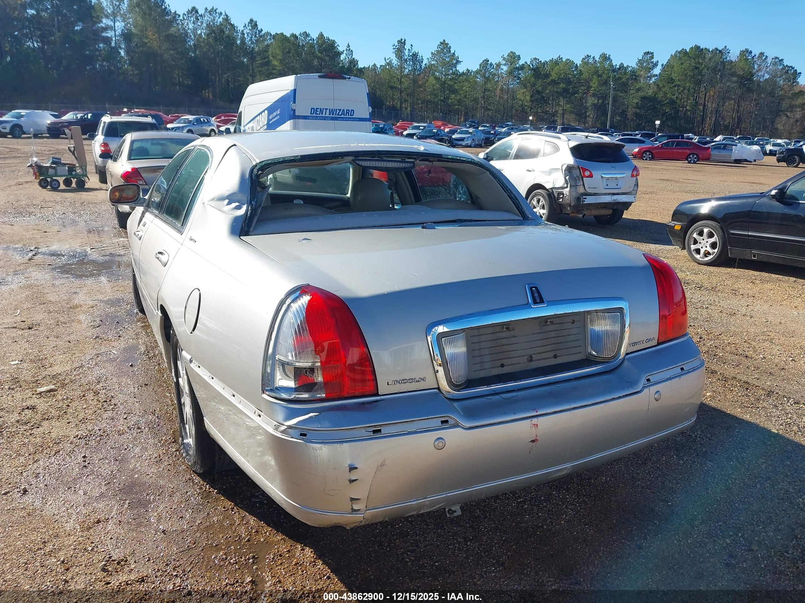 LINCOLN TOWN image 6