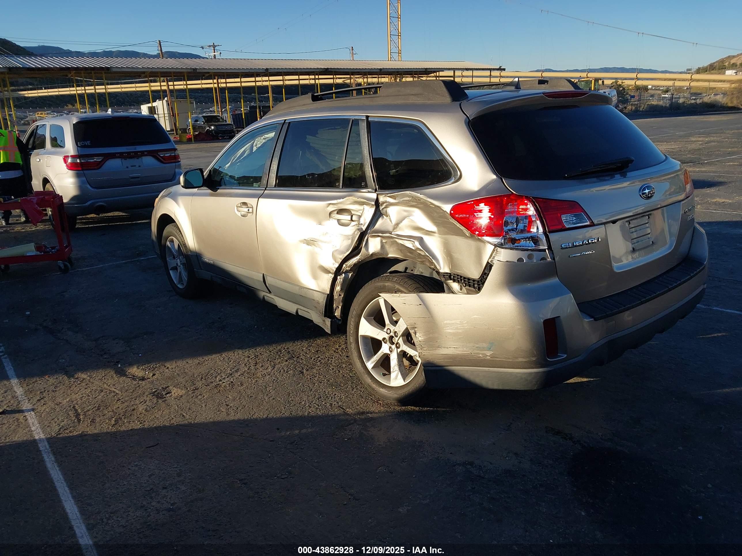 SUBARU OUTBACK image 3